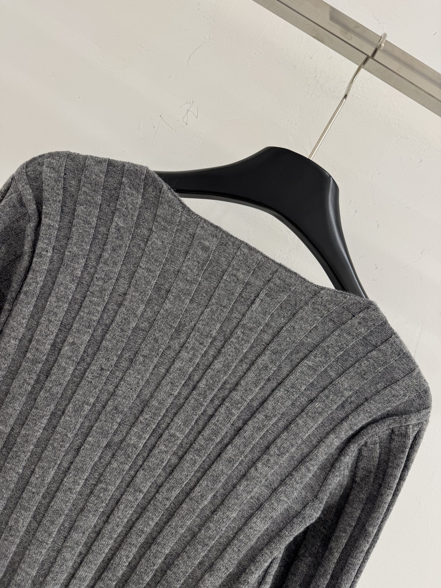 Unknown 灰色V领条纹针织衫‌，设计简约 ，竖条纹坑条针织面料，纹理细腻清晰，兼具弹性与垂坠感，贴肤穿着柔软舒适