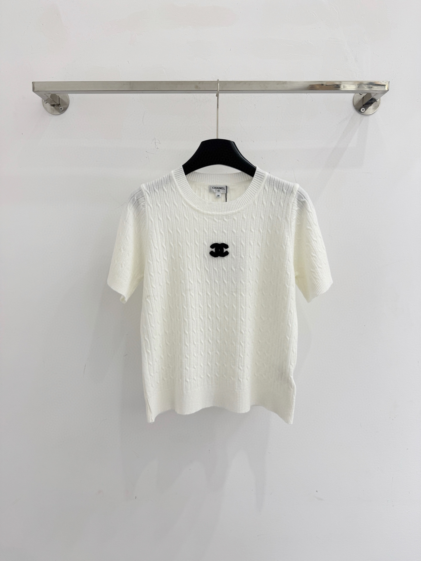 Chanel 纯色简约设计，麻花针织纹理，清爽舒适，适合早春穿搭。字母刺绣图案，增添细节感