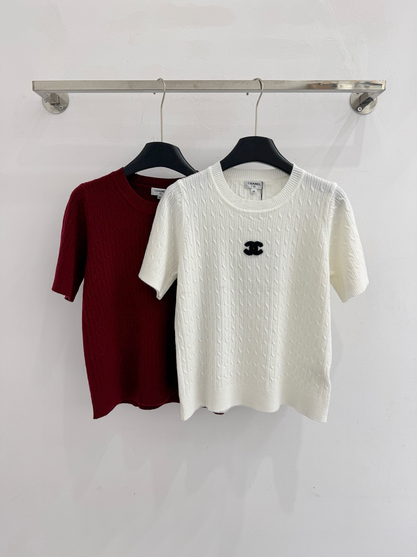 Chanel 纯色简约设计，麻花针织纹理，清爽舒适，适合早春穿搭。字母刺绣图案，增添细节感