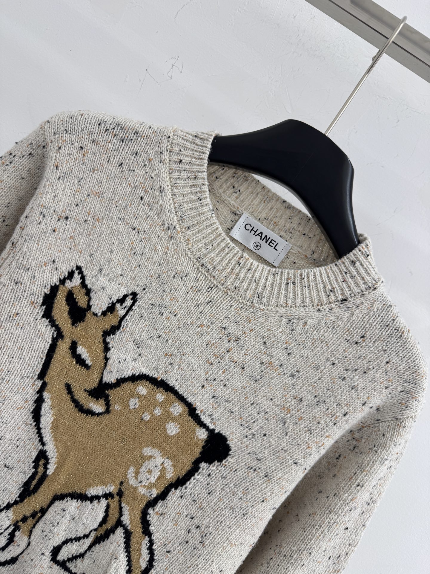 Chanel 针织套头衫，圆领设计宽松版型，衣身正面有 的小鹿提花图案休闲活力