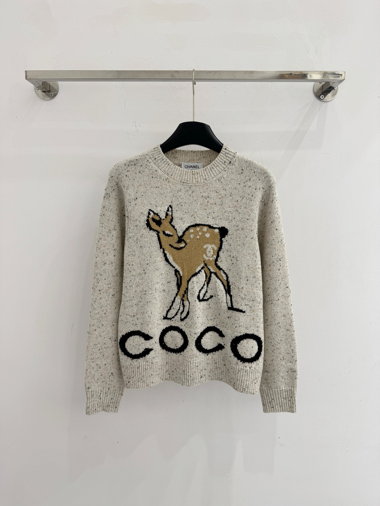 Chanel 针织套头衫，圆领设计宽松版型，衣身正面有 的小鹿提花图案休闲活力