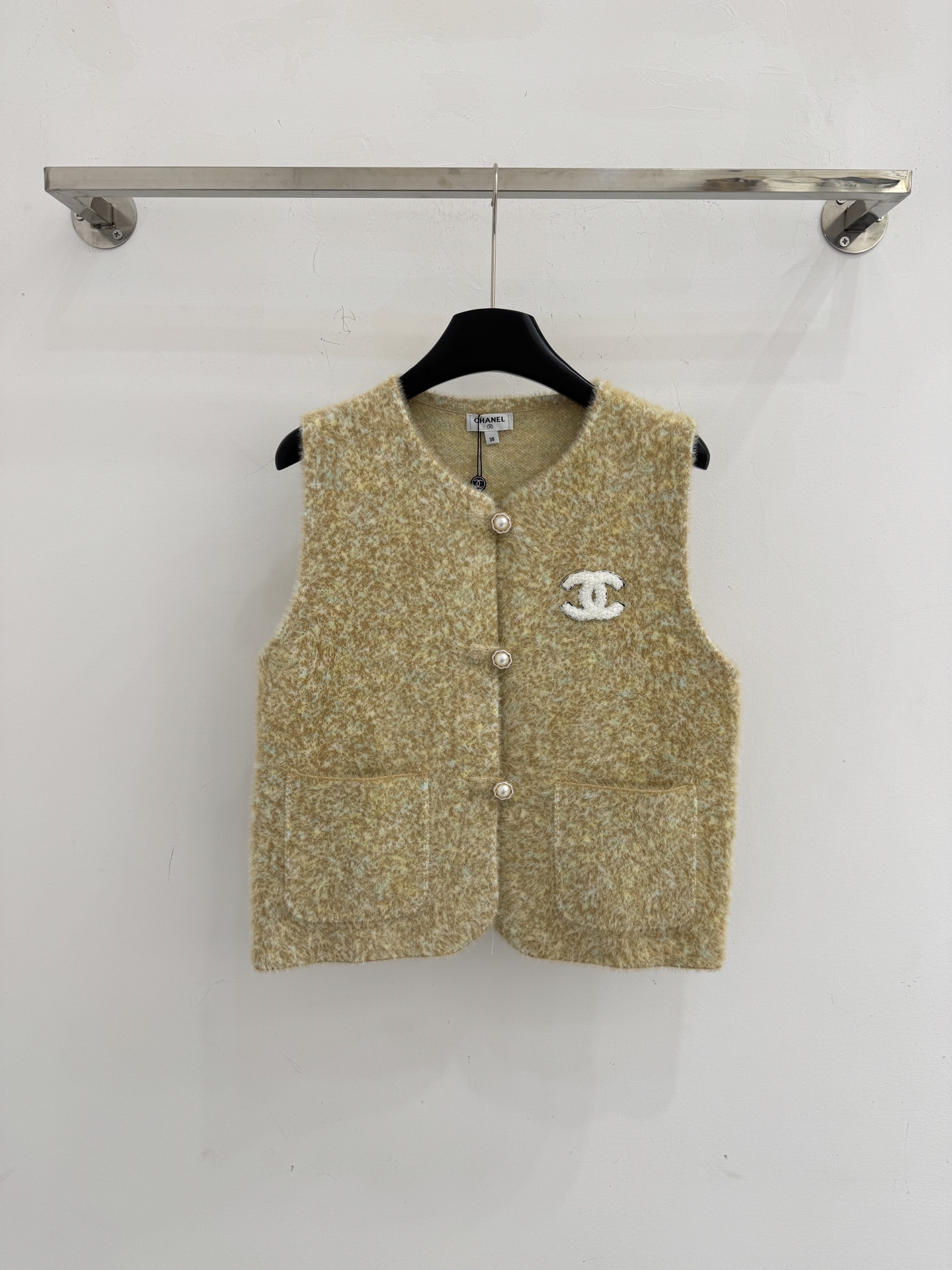 Chrome Hearts 整体设计优雅且富有质感