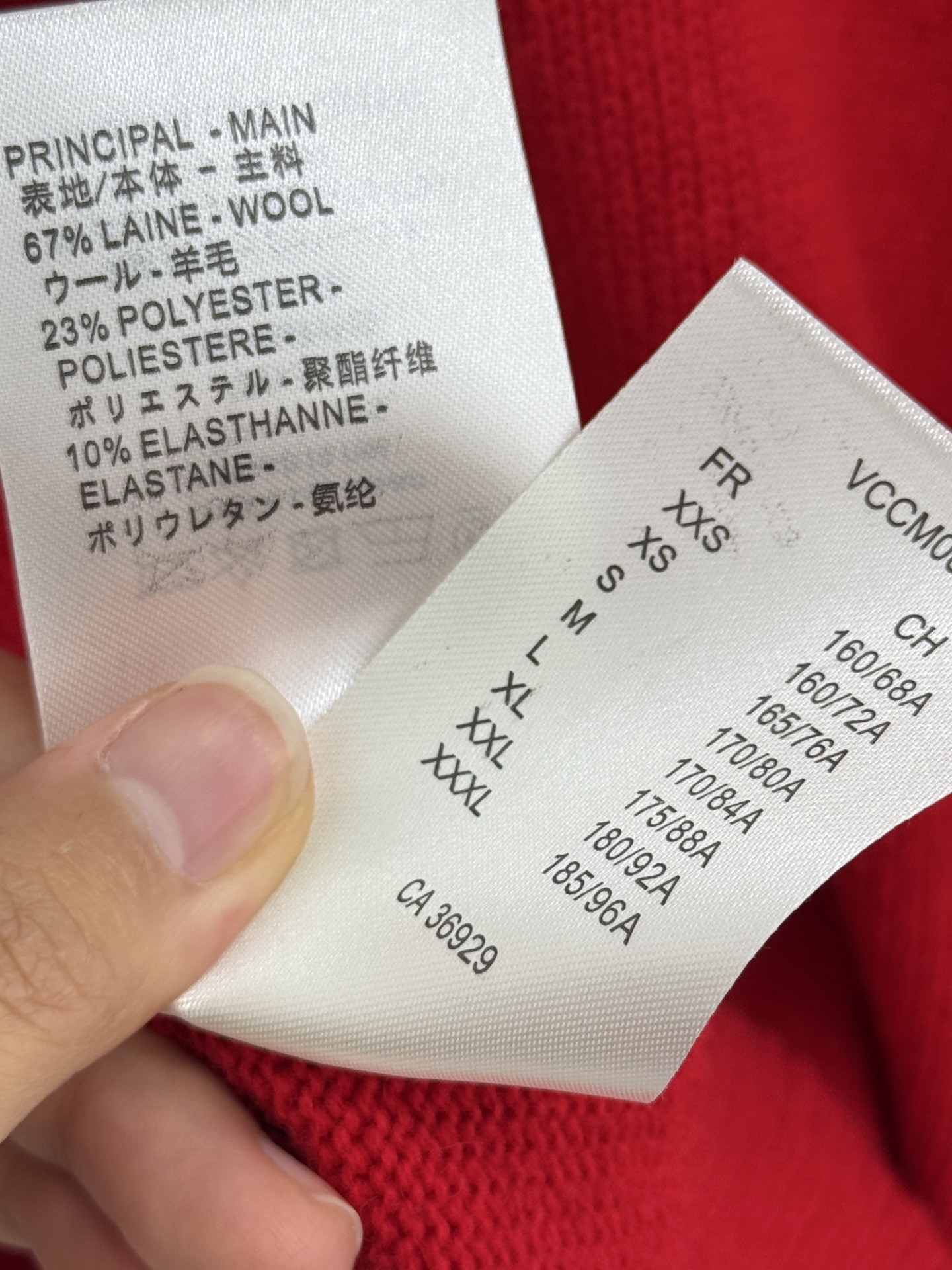 Louis Vuitton 新年红字母刺绣圆领短袖，衣身线条简洁，毛衣刺绣工艺呈现“Louis Vuitton ”字样