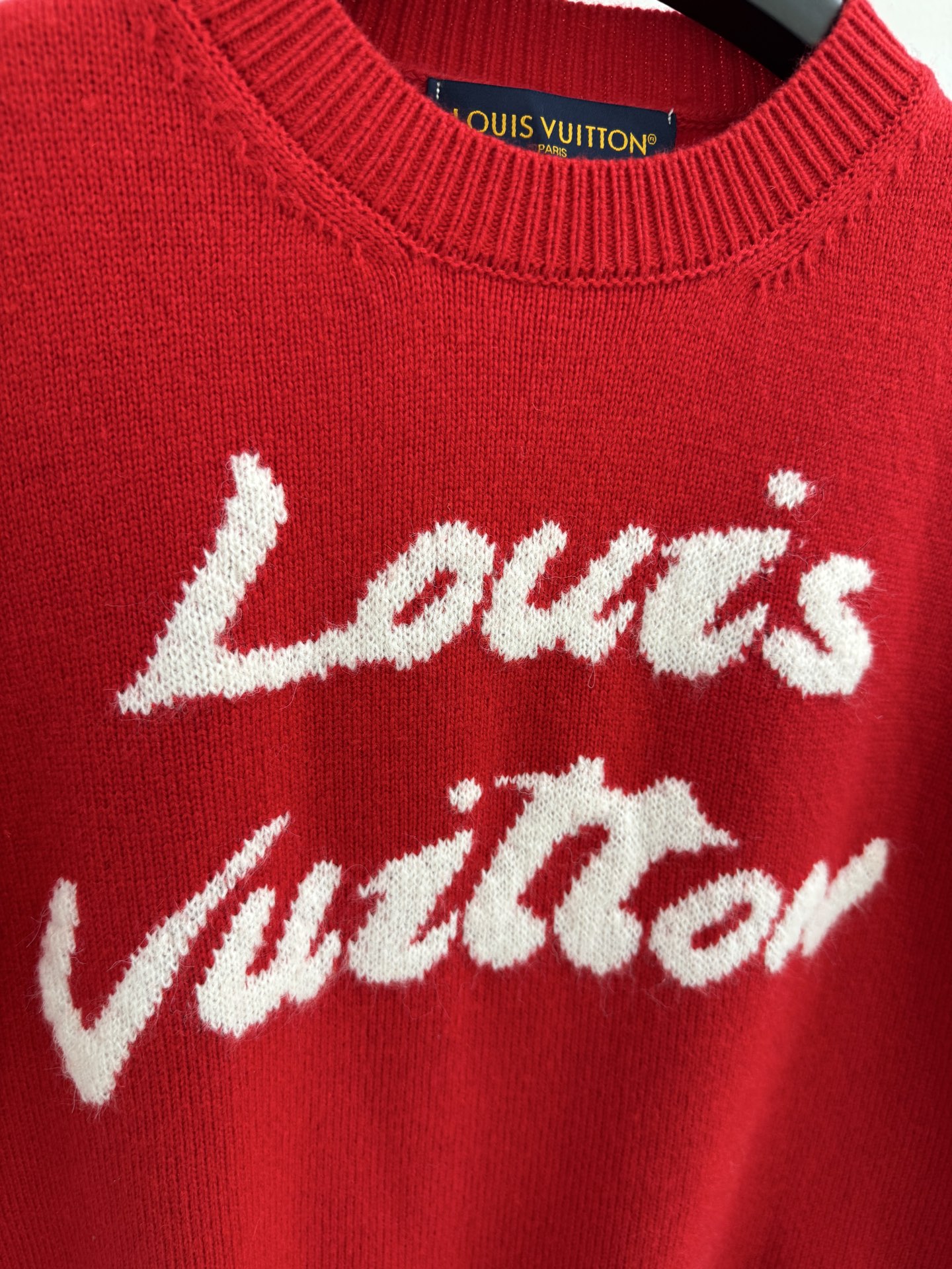 Louis Vuitton 新年红字母刺绣圆领短袖，衣身线条简洁，毛衣刺绣工艺呈现“Louis Vuitton ”字样