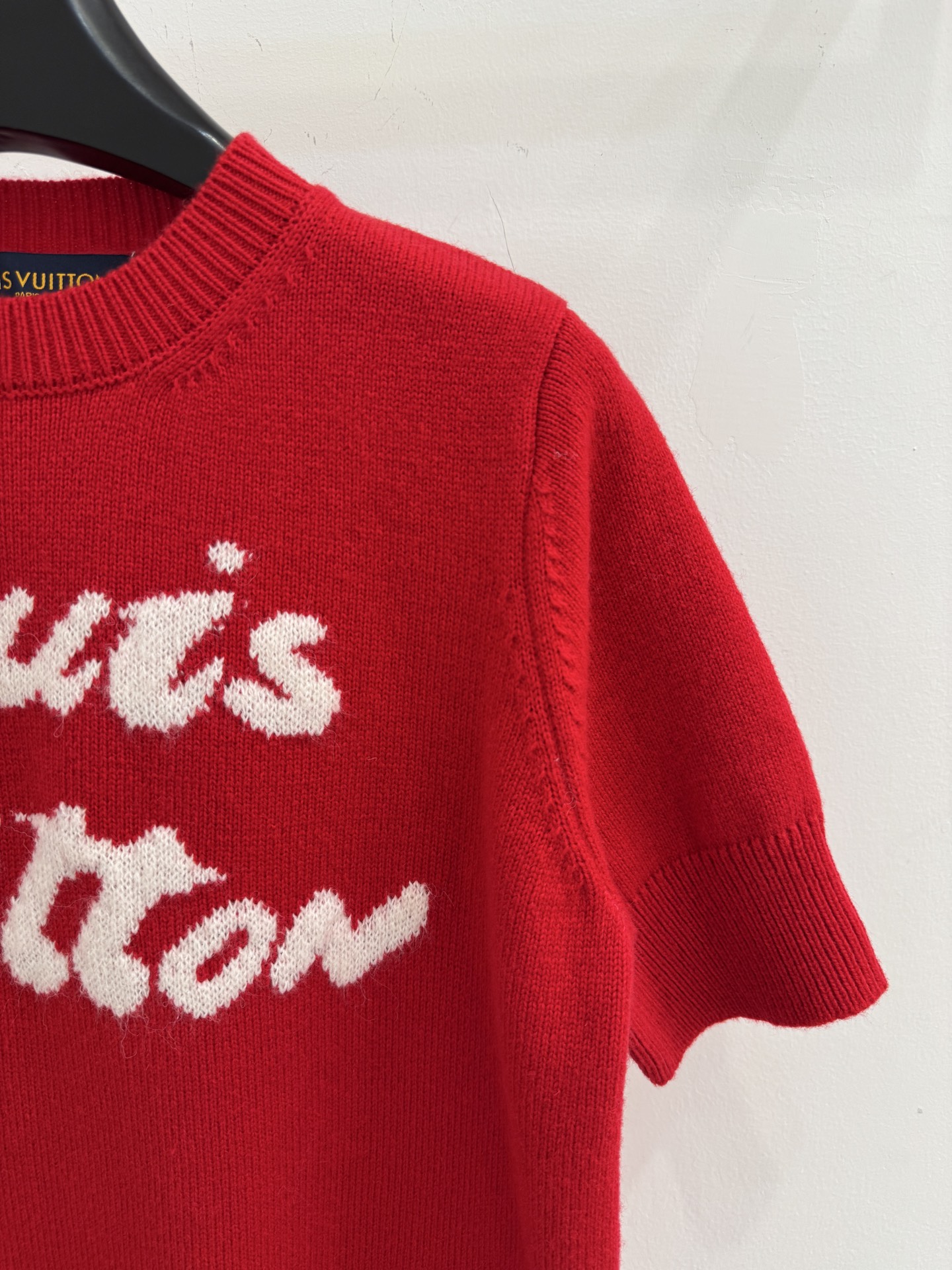 Louis Vuitton 新年红字母刺绣圆领短袖，衣身线条简洁，毛衣刺绣工艺呈现“Louis Vuitton ”字样