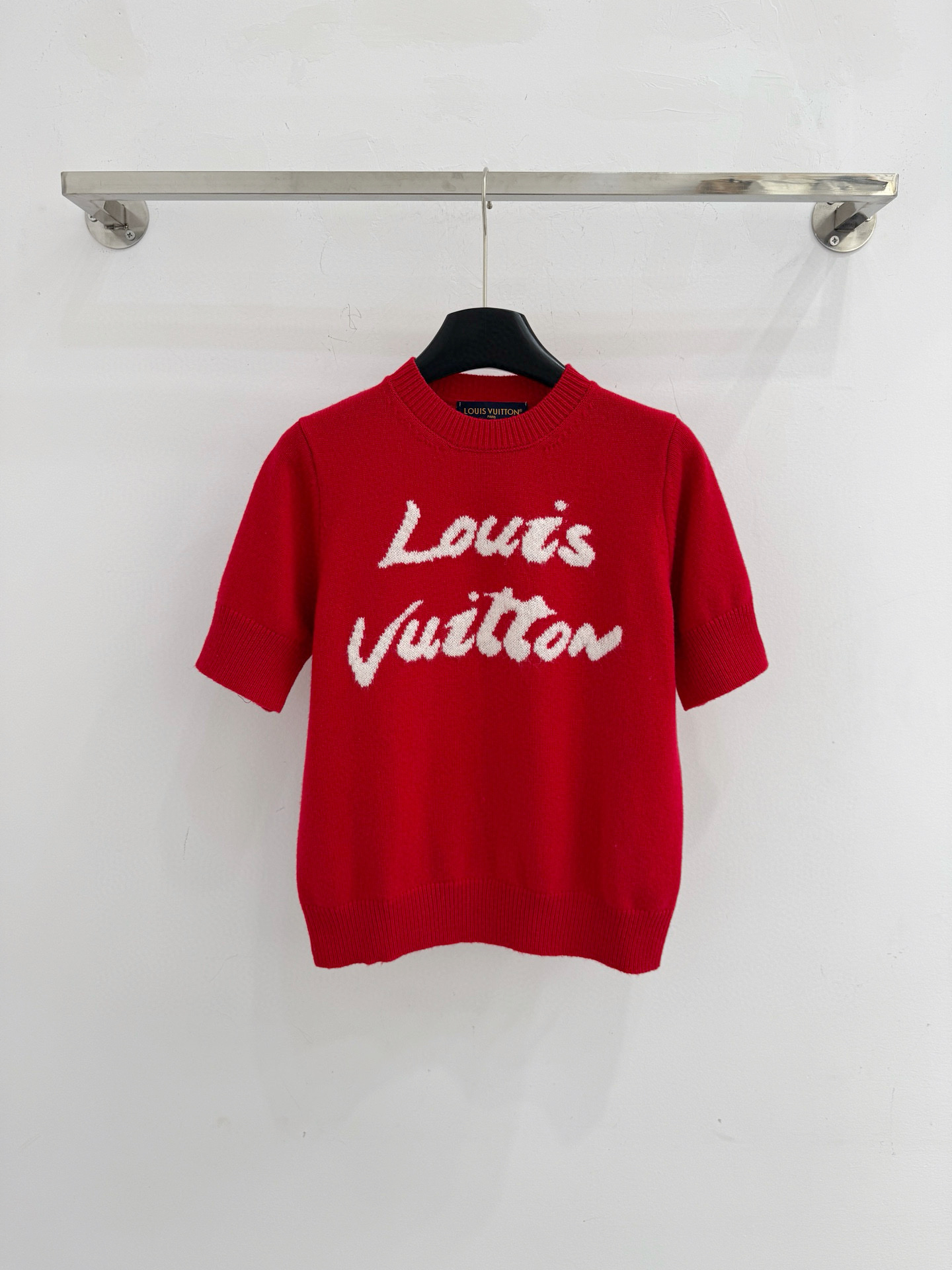 Louis Vuitton 新年红字母刺绣圆领短袖，衣身线条简洁，毛衣刺绣工艺呈现“Louis Vuitton ”字样