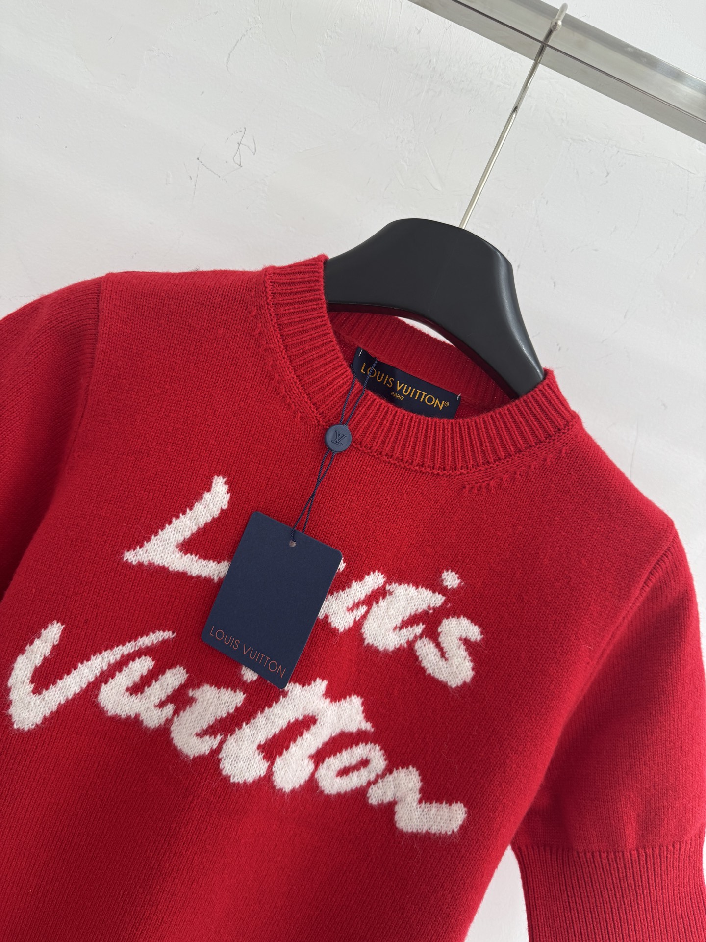 Louis Vuitton 新年红字母刺绣圆领短袖，衣身线条简洁，毛衣刺绣工艺呈现“Louis Vuitton ”字样