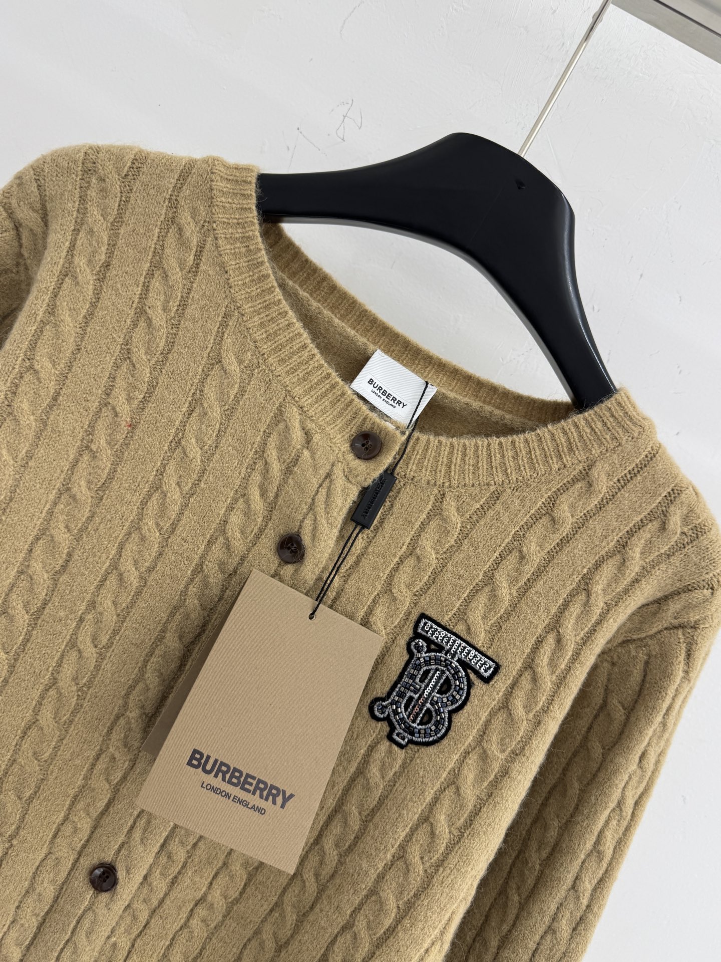 Burberry Burberry巴宝莉26早春新款 圆领单排扣开衫上衣 粗针麻花编织纹理 胸前带有字母钉珠字母徽标