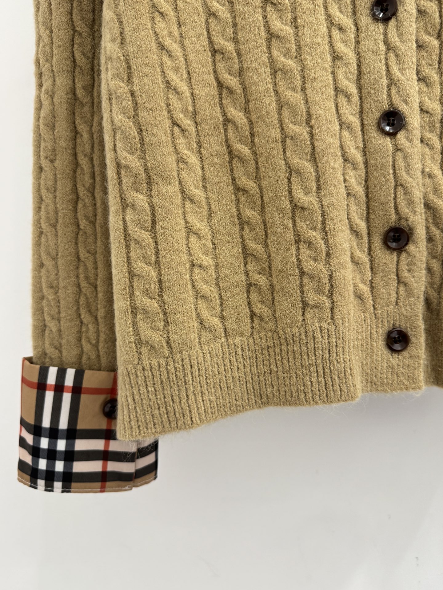 Burberry Burberry巴宝莉26早春新款 圆领单排扣开衫上衣 粗针麻花编织纹理 胸前带有字母钉珠字母徽标