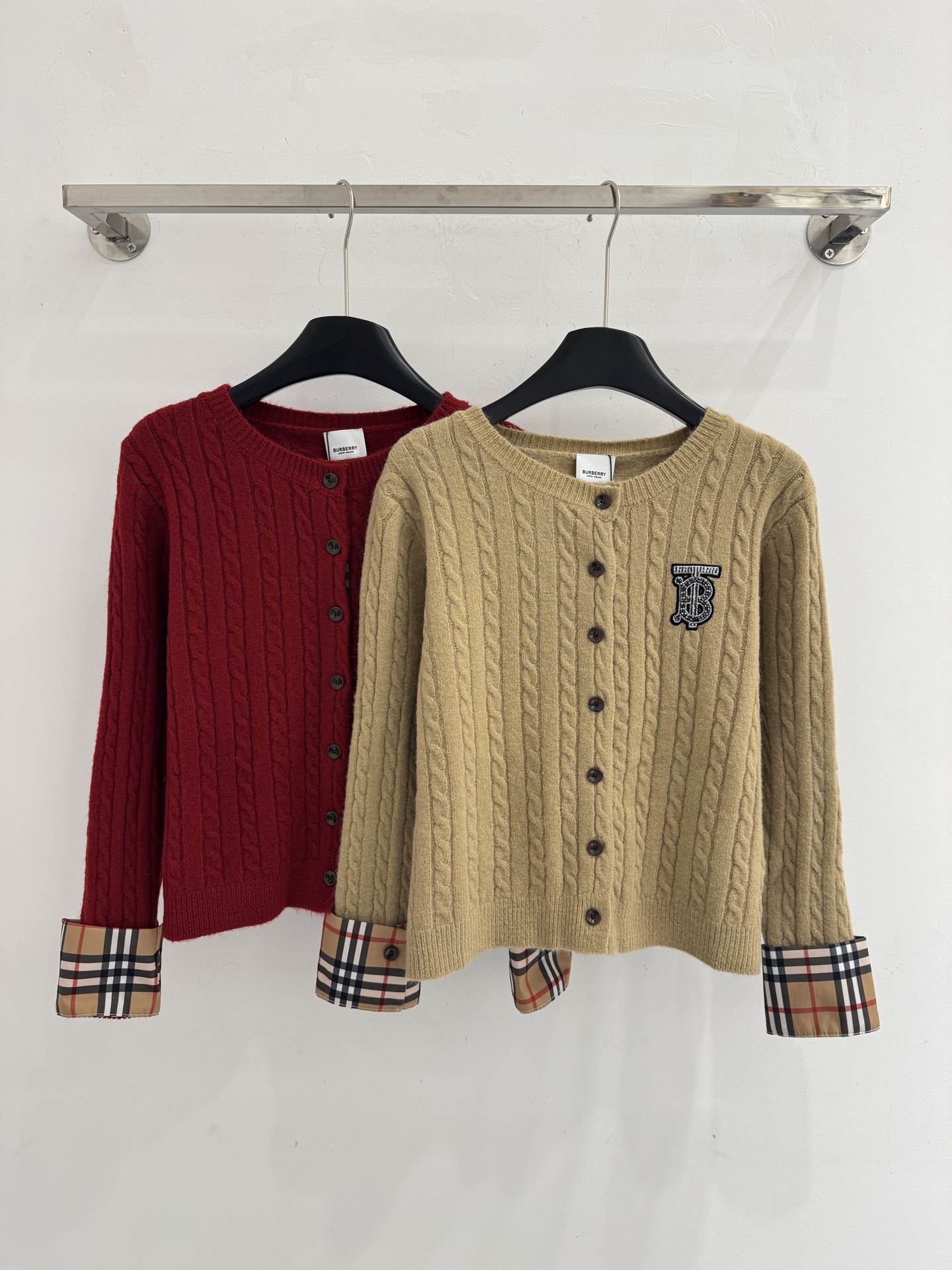 Burberry Burberry巴宝莉26早春新款 圆领单排扣开衫上衣 粗针麻花编织纹理 胸前带有字母钉珠字母徽标