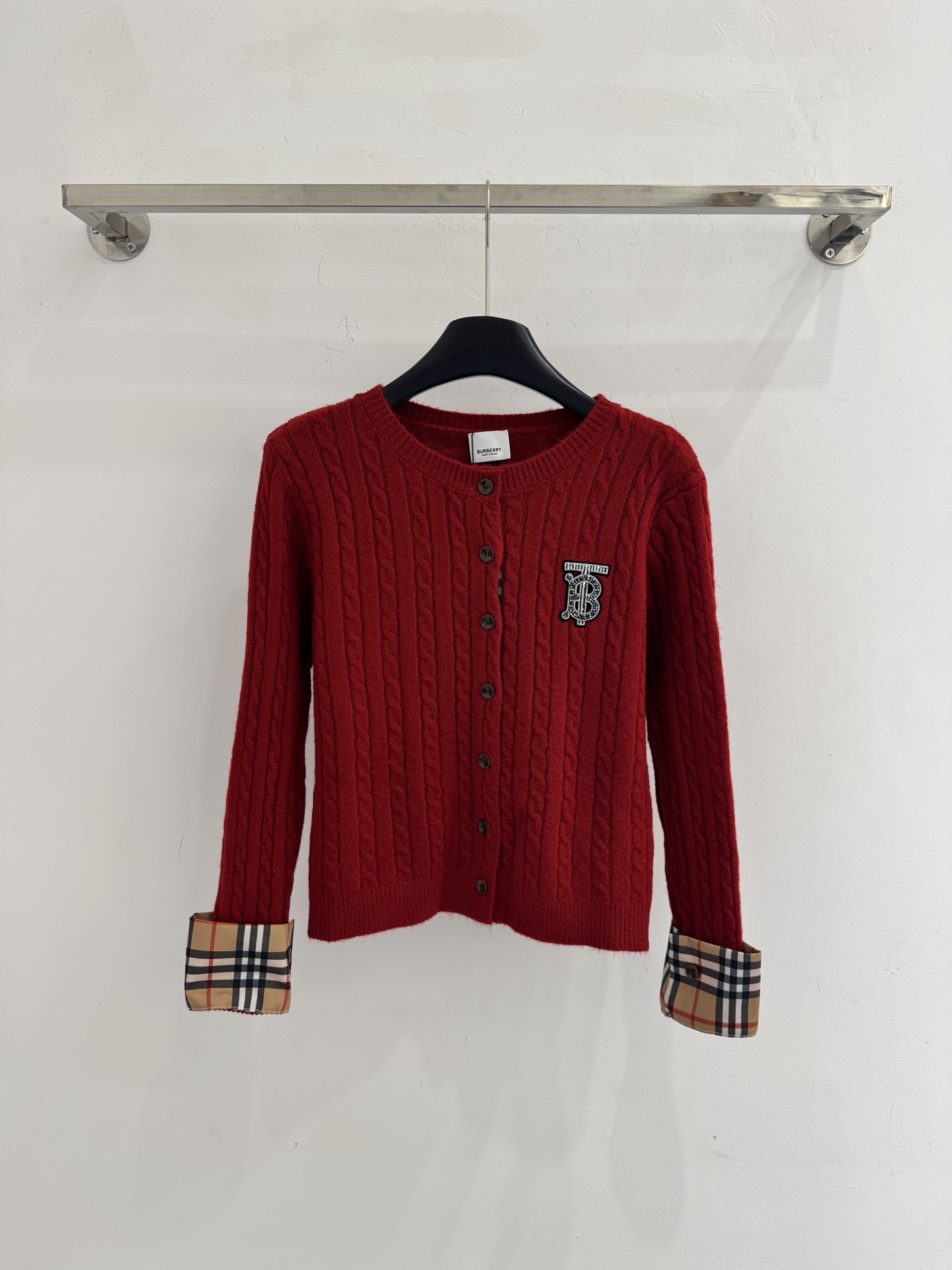 Burberry Burberry巴宝莉26早春新款 圆领单排扣开衫上衣 粗针麻花编织纹理 胸前带有字母钉珠字母徽标