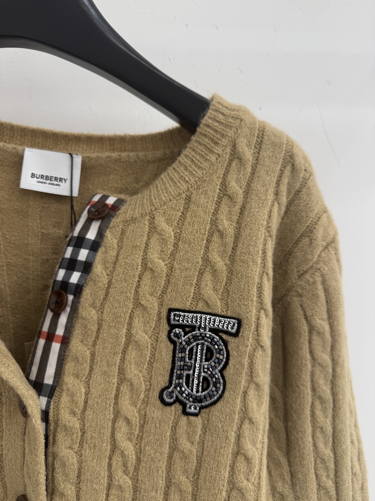 Burberry Burberry巴宝莉26早春新款 圆领单排扣开衫上衣 粗针麻花编织纹理 胸前带有字母钉珠字母徽标