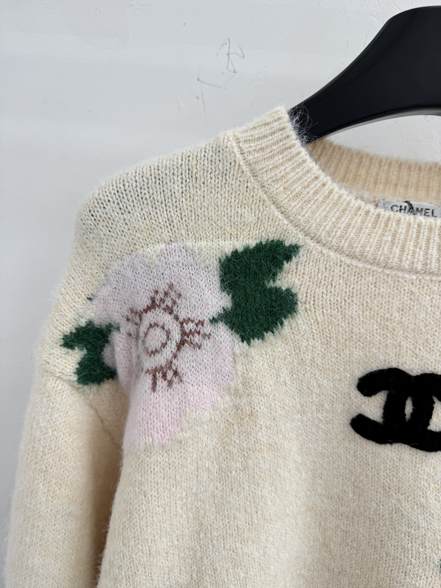 Chanel 米色山茶花提花针织衫‌，手感柔软细腻，兼具透气性与保暖性，简约不失优雅