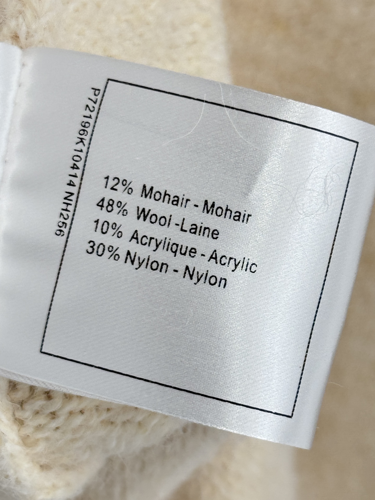 Chanel 米色山茶花提花针织衫‌，手感柔软细腻，兼具透气性与保暖性，简约不失优雅
