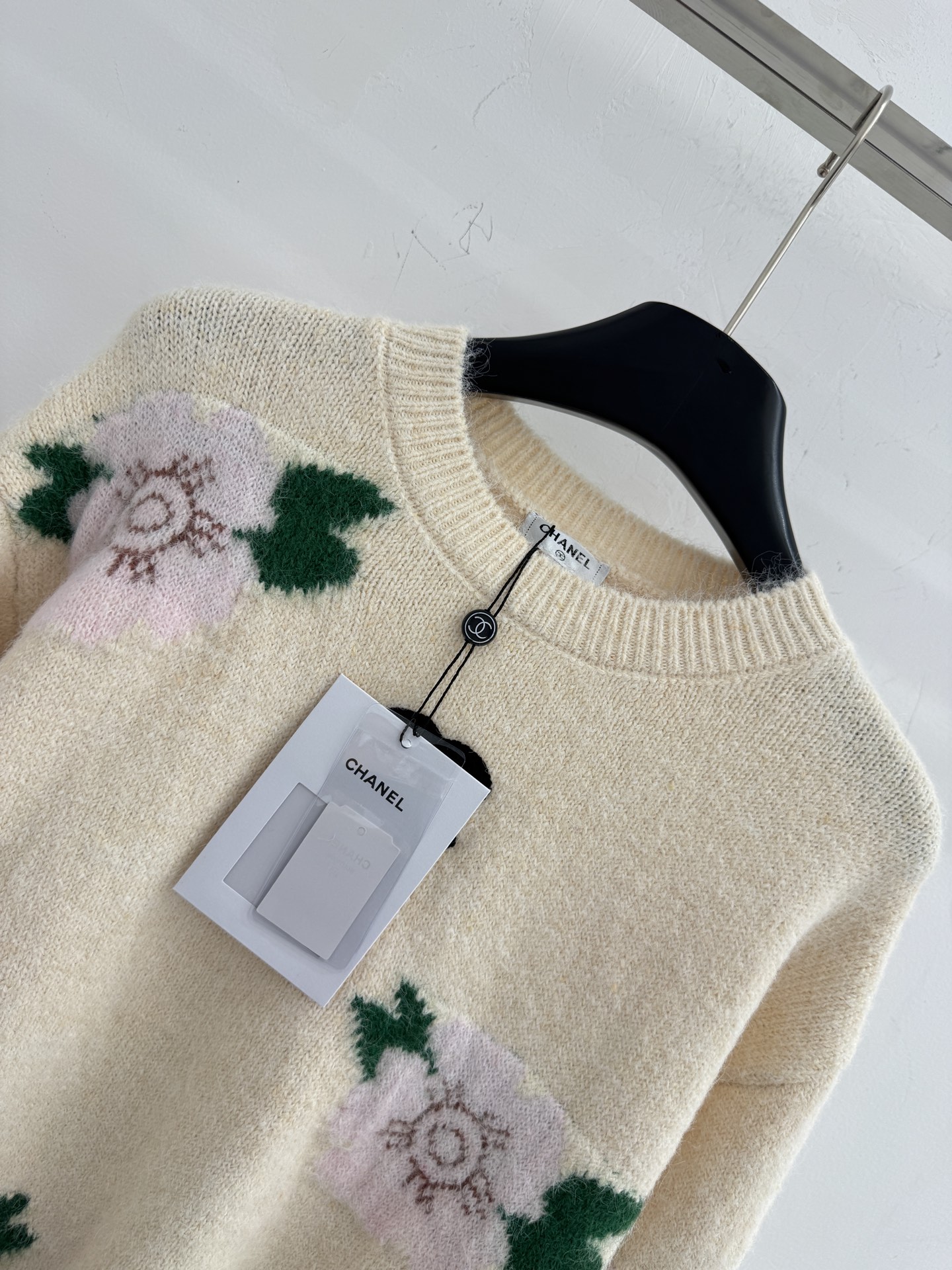 Chanel 米色山茶花提花针织衫‌，手感柔软细腻，兼具透气性与保暖性，简约不失优雅