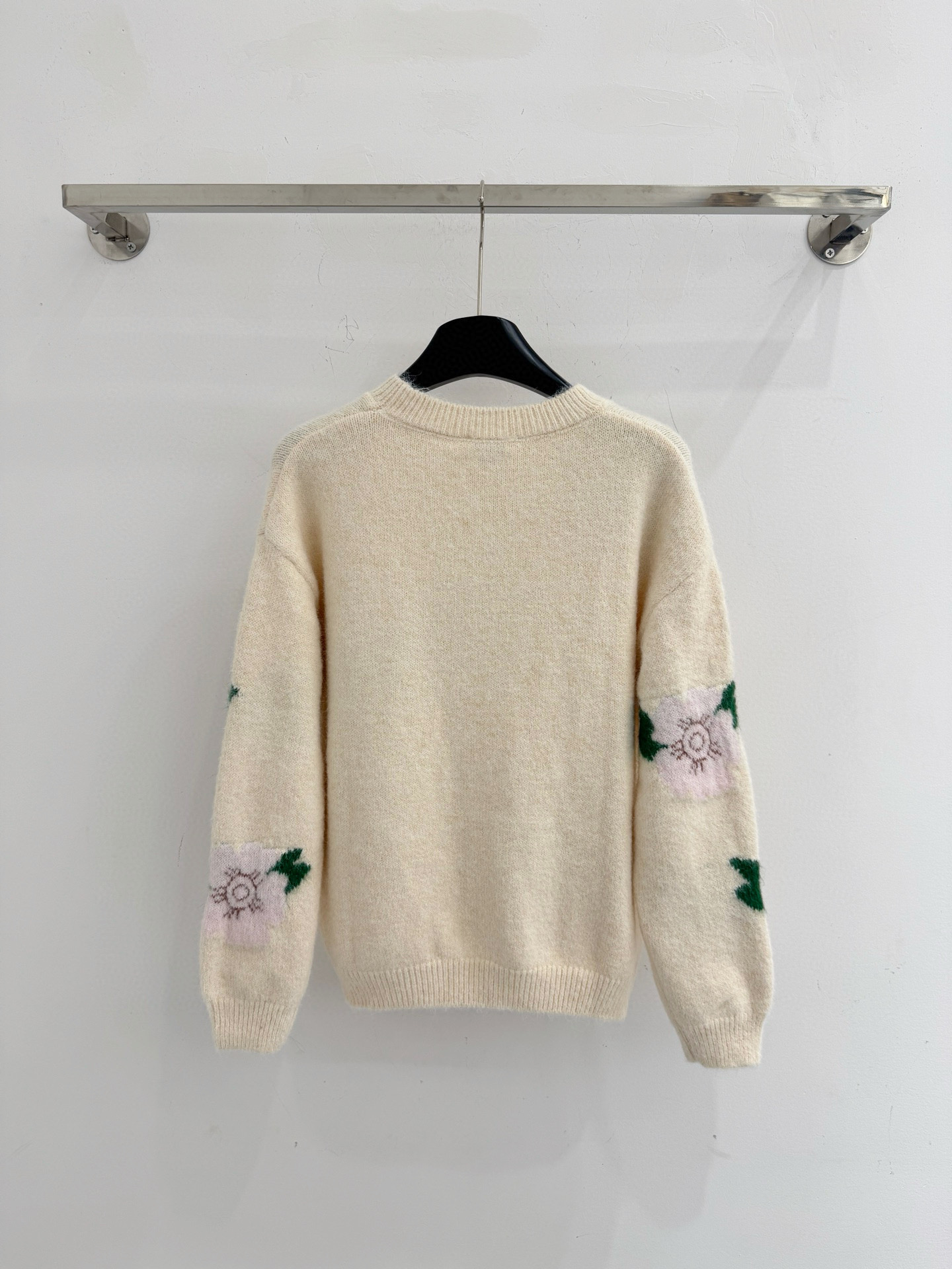 Chanel 米色山茶花提花针织衫‌，手感柔软细腻，兼具透气性与保暖性，简约不失优雅