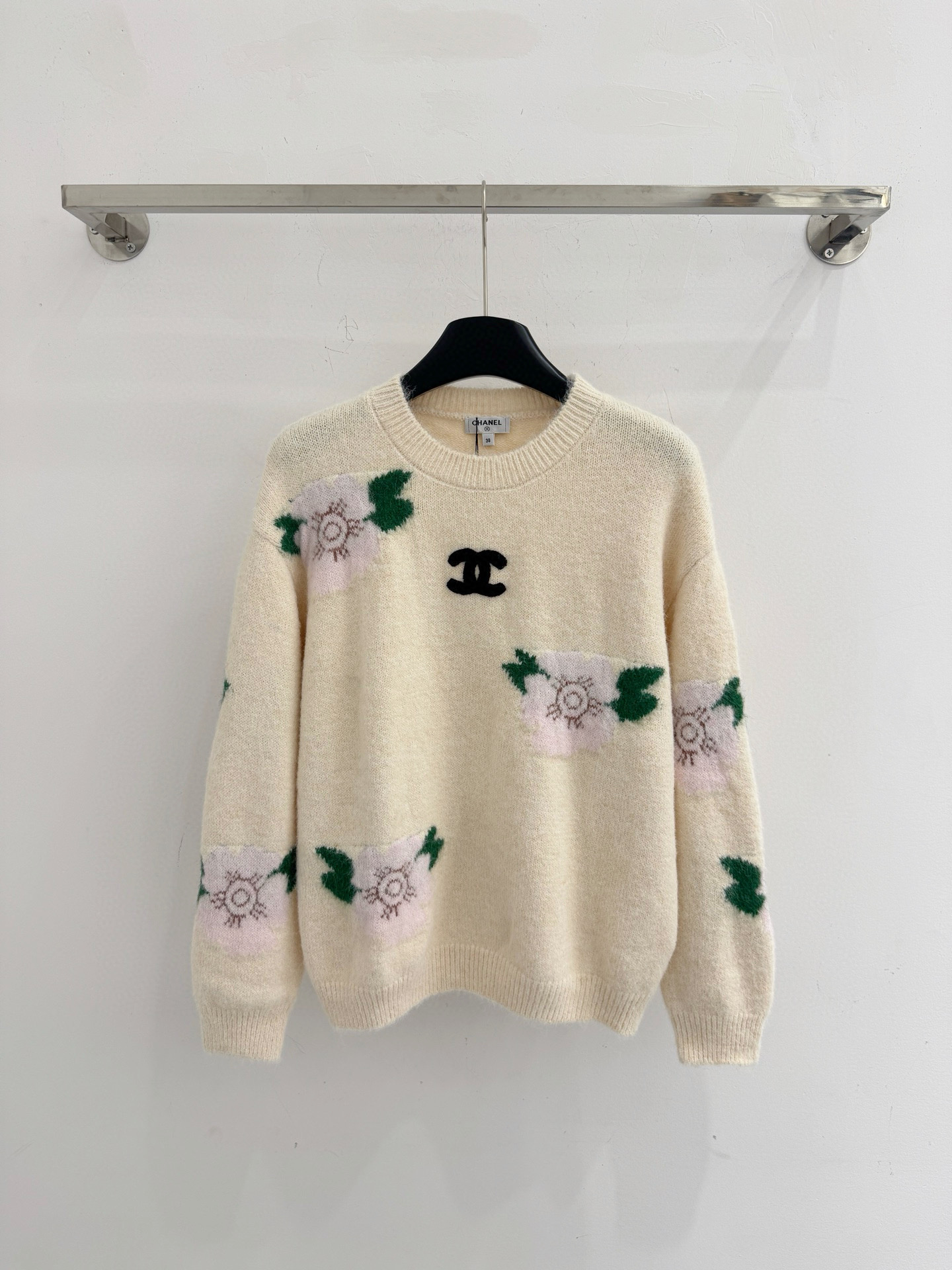 Chanel 米色山茶花提花针织衫‌，手感柔软细腻，兼具透气性与保暖性，简约不失优雅