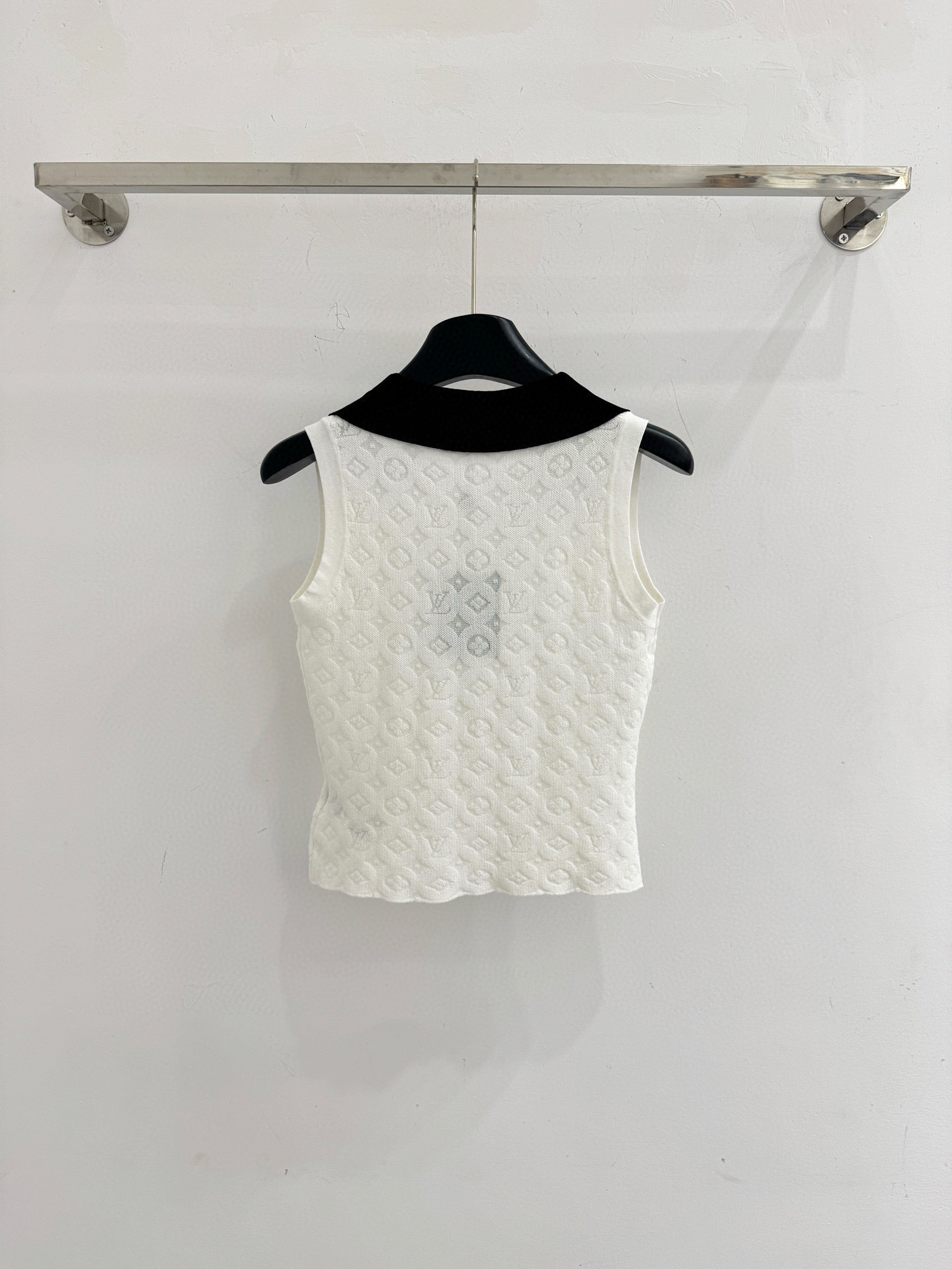 Chanel 无袖针织Polo衫‌，翻领设计‌，衣身满印提花字母图案，修身剪裁 简约 ，透气亲肤舒适