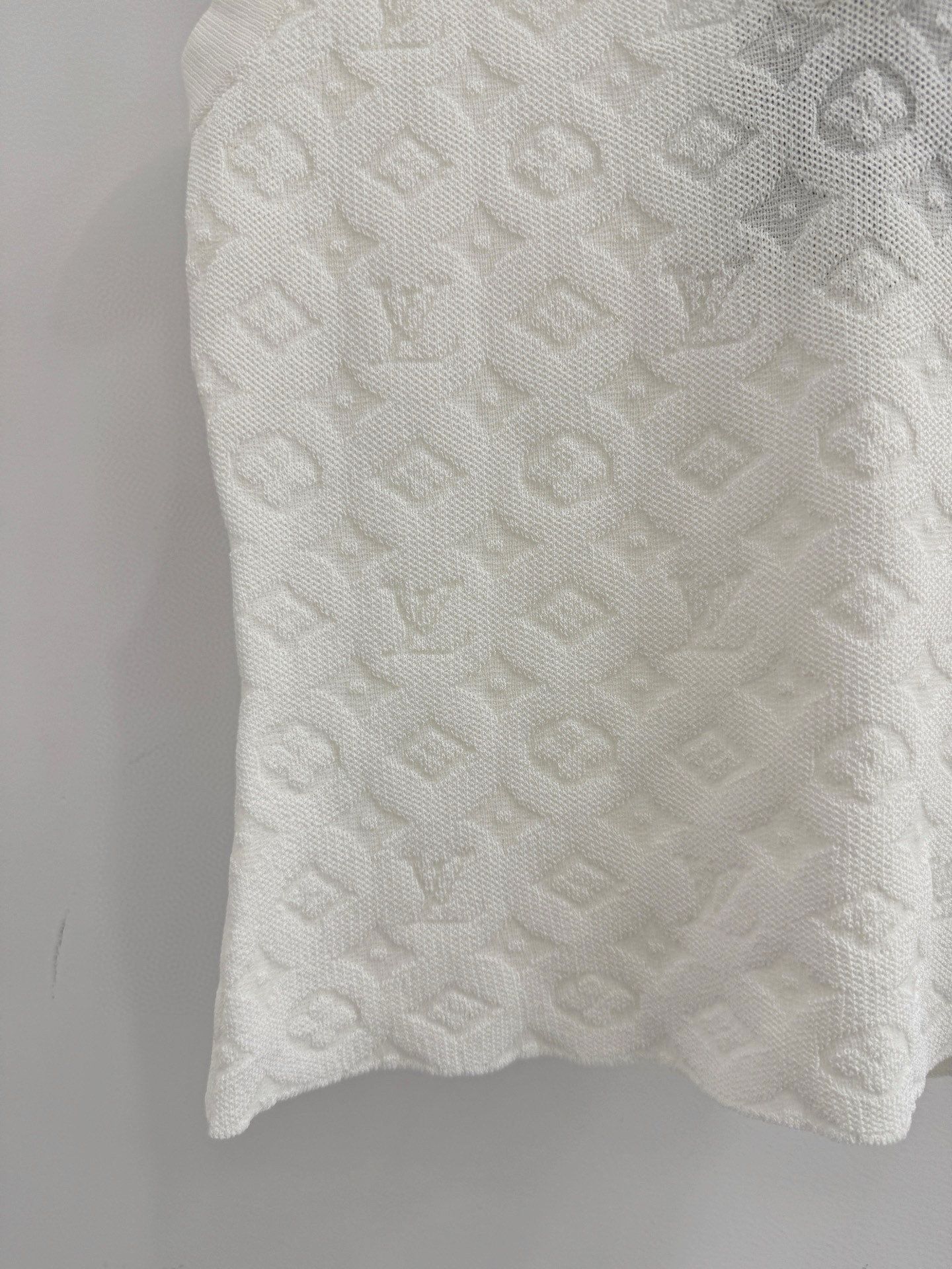 Chanel 无袖针织Polo衫‌，翻领设计‌，衣身满印提花字母图案，修身剪裁 简约 ，透气亲肤舒适