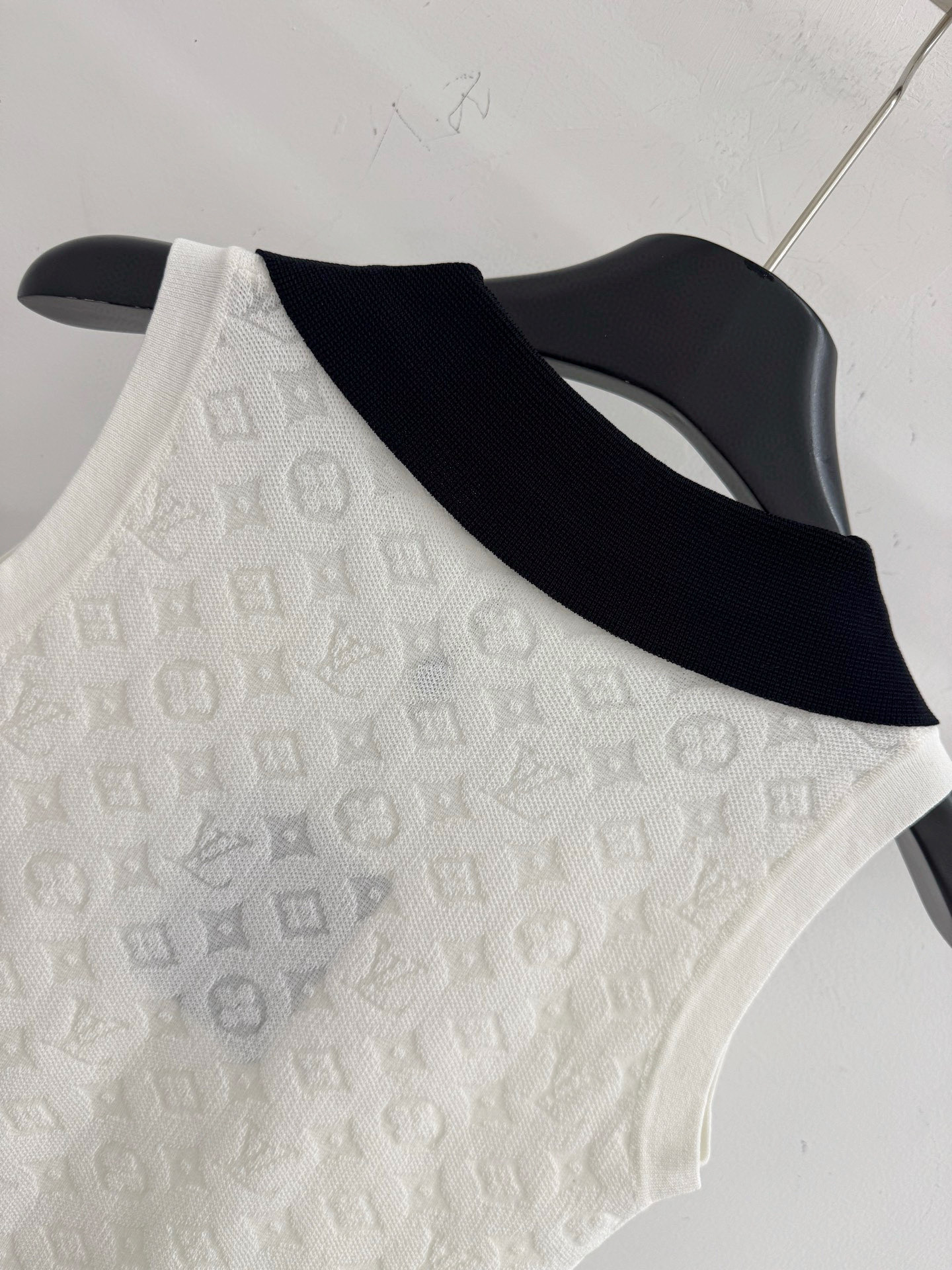 Chanel 无袖针织Polo衫‌，翻领设计‌，衣身满印提花字母图案，修身剪裁 简约 ，透气亲肤舒适