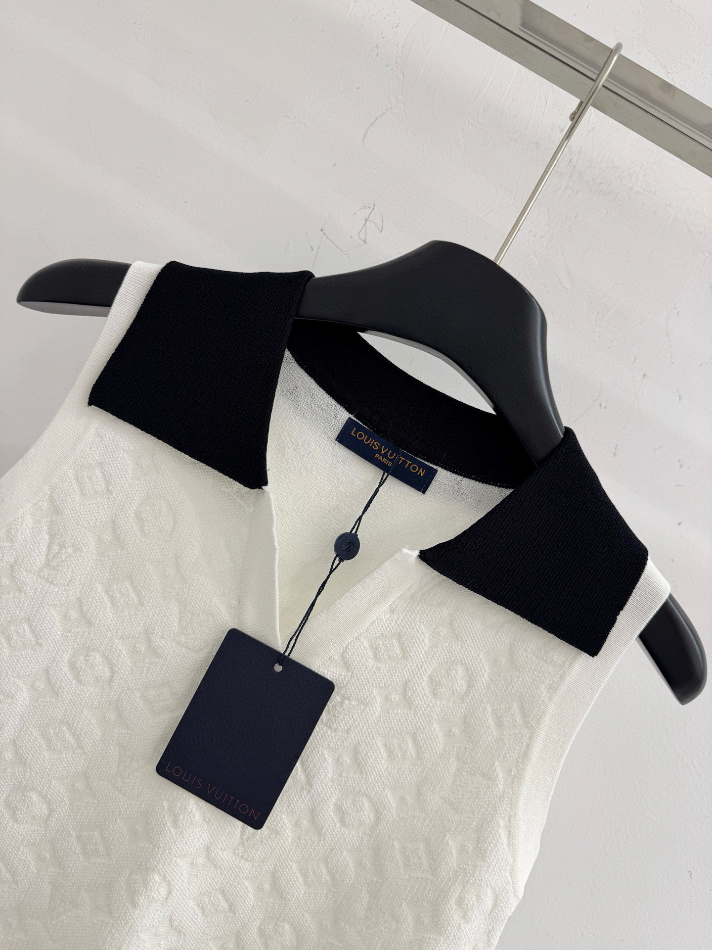 Chanel 无袖针织Polo衫‌，翻领设计‌，衣身满印提花字母图案，修身剪裁 简约 ，透气亲肤舒适