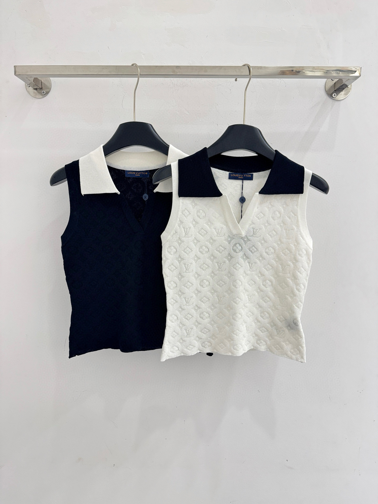 Chanel 无袖针织Polo衫‌，翻领设计‌，衣身满印提花字母图案，修身剪裁 简约 ，透气亲肤舒适