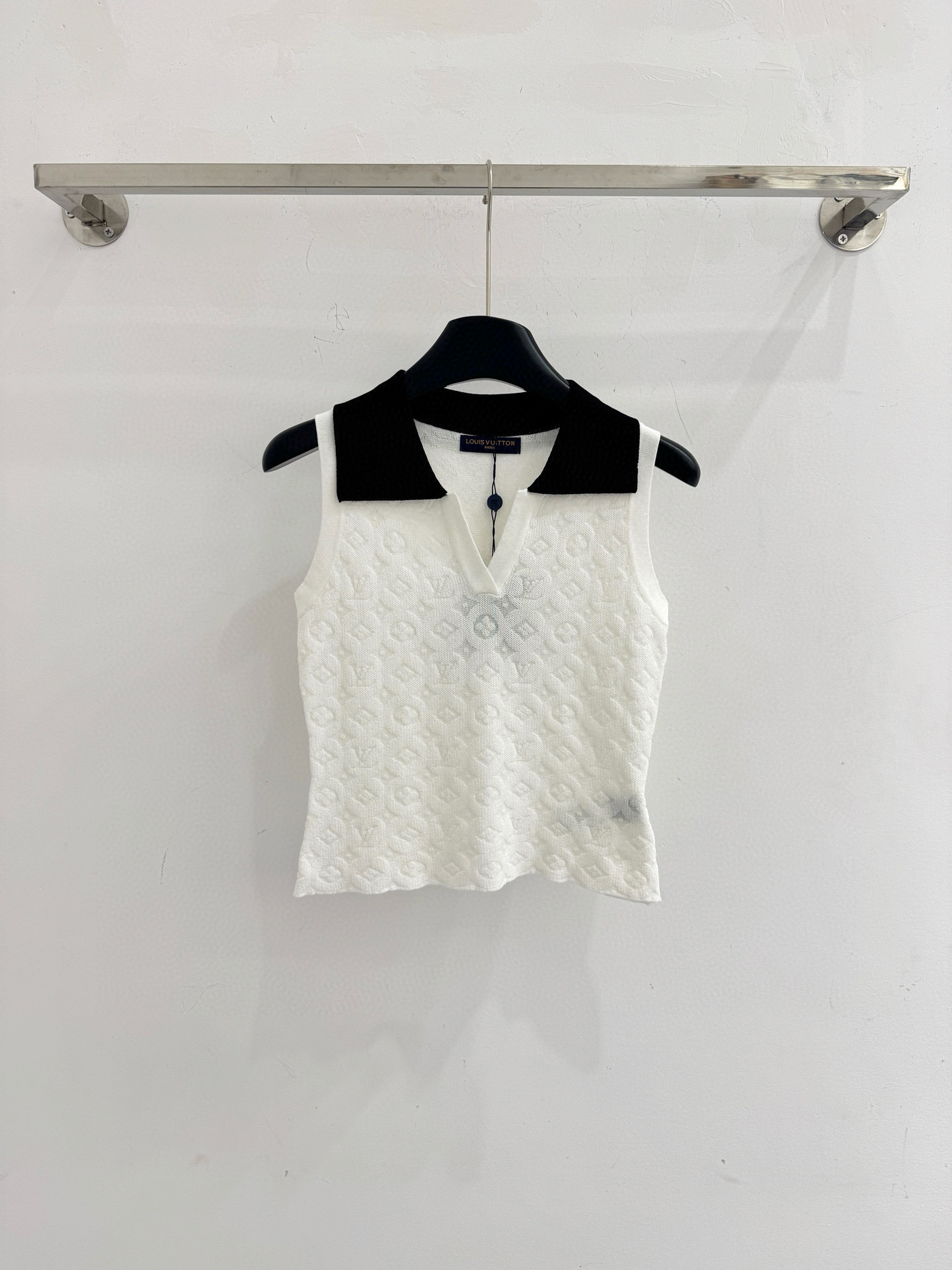 Chanel 无袖针织Polo衫‌，翻领设计‌，衣身满印提花字母图案，修身剪裁 简约 ，透气亲肤舒适