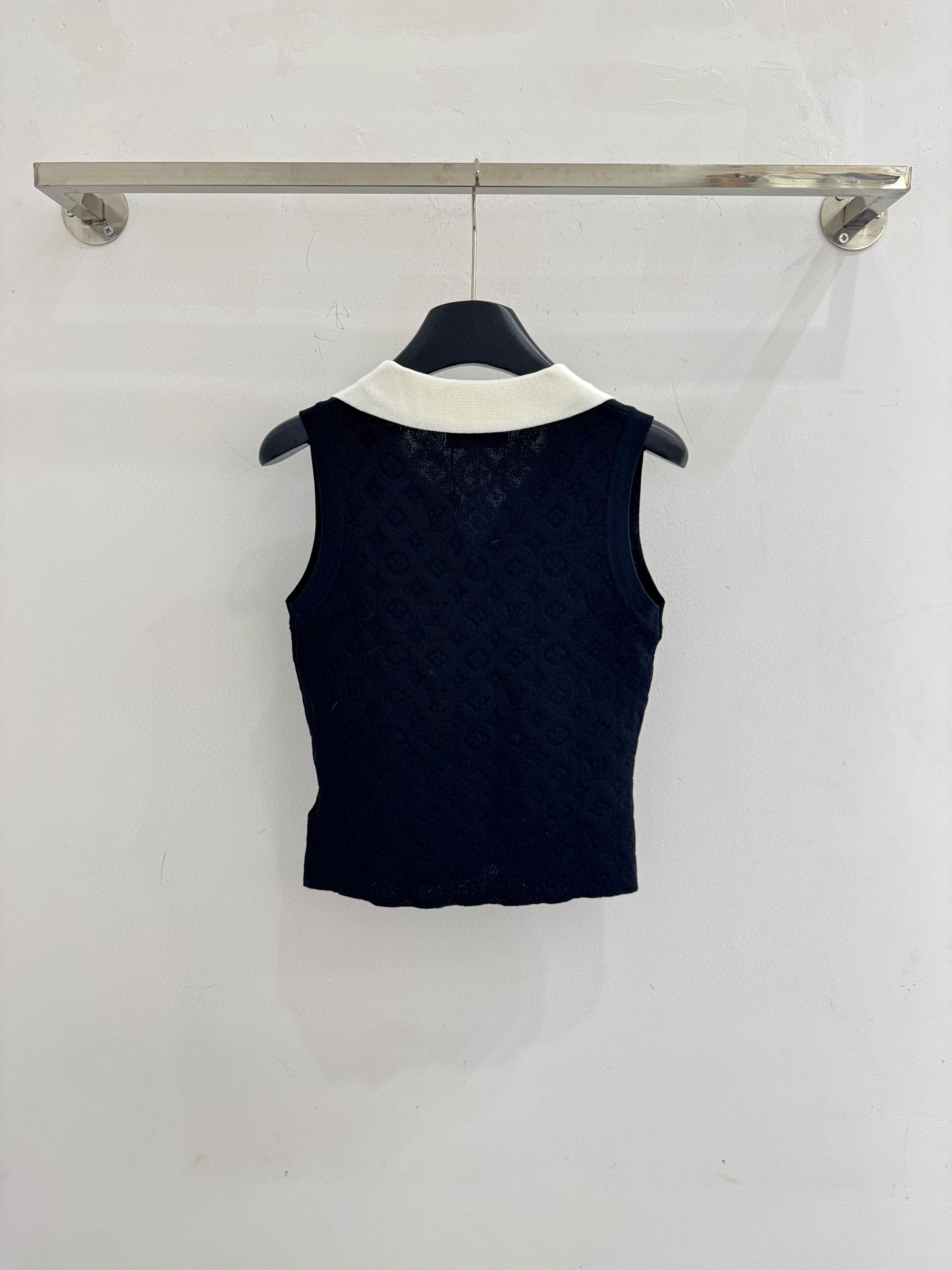 Chanel 无袖针织Polo衫‌，翻领设计‌，衣身满印提花字母图案，修身剪裁 简约 ，透气亲肤舒适