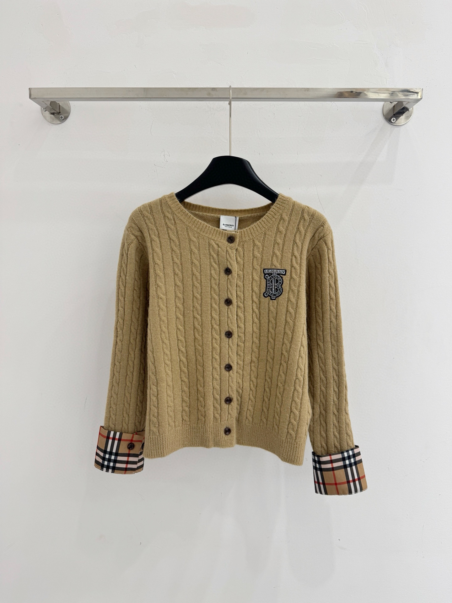 Burberry Burberry巴宝莉26早春新款 圆领单排扣开衫上衣 粗针麻花编织纹理 胸前带有字母钉珠字母徽标