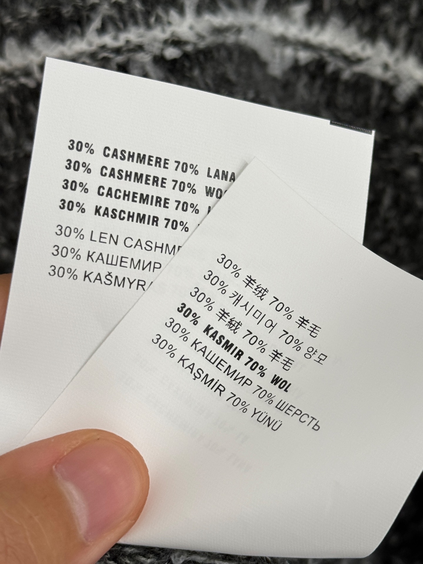 Unknown 撞色条纹针织开衫，简约百搭。柔软舒适面料，亲肤透气。潮流百搭，四季皆宜的 单品