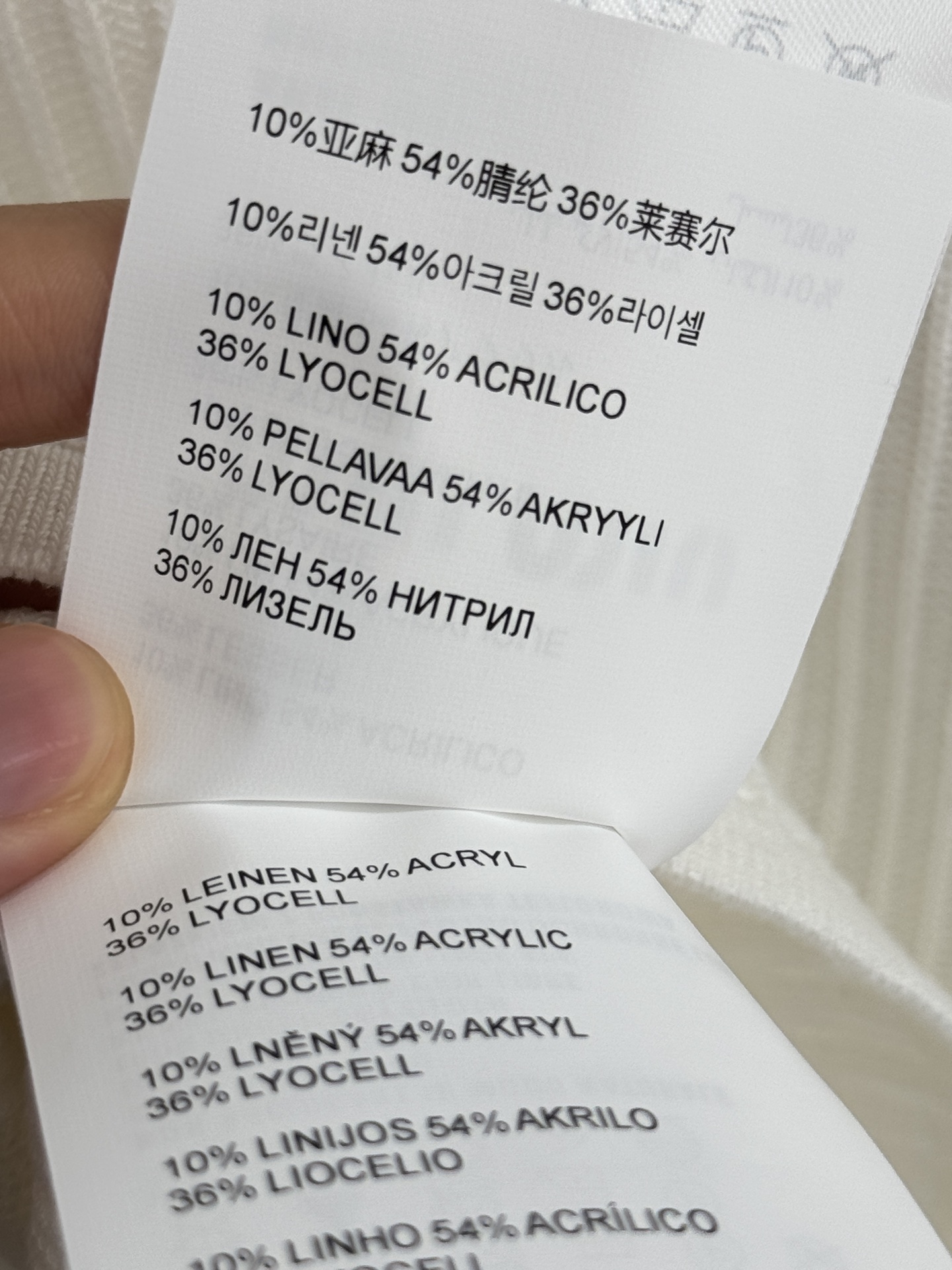 Chanel V领无袖针织衫配戴丝巾，优雅知性，单排 纽扣开合，温柔质感，质感舒适亲肤