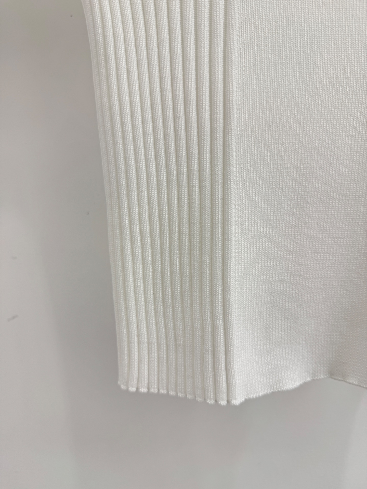 Unknown Polo领针织短袖，整体设计简约大方，版型为修身正肩贴合身形却不紧绷，兼顾舒适度与显瘦效果