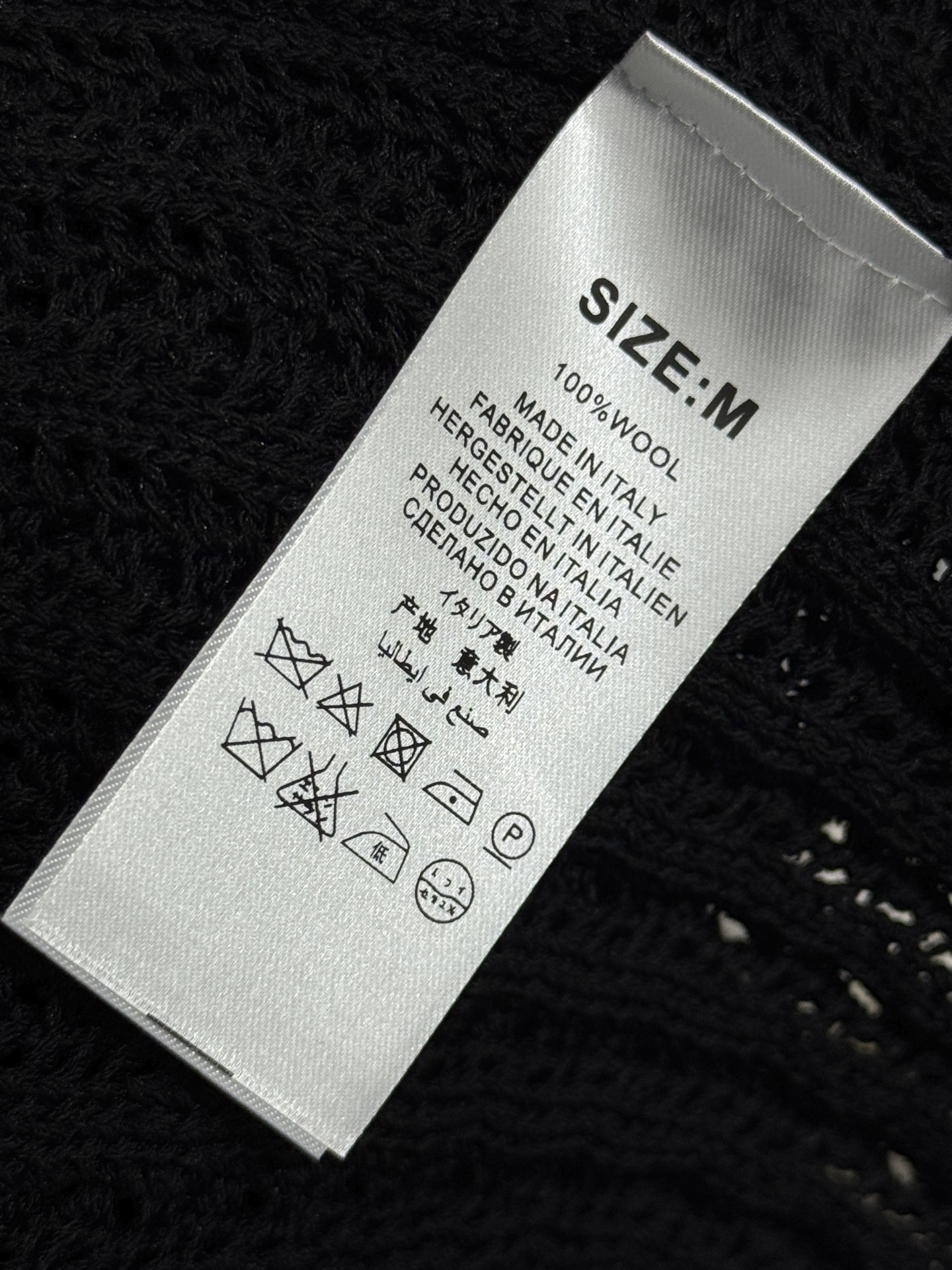 Ralph Lauren V领条纹针织短袖上衣，整体简约，针织面料轻薄透气，小马刺绣标志，触感柔软亲肤，纹理细腻有层次感