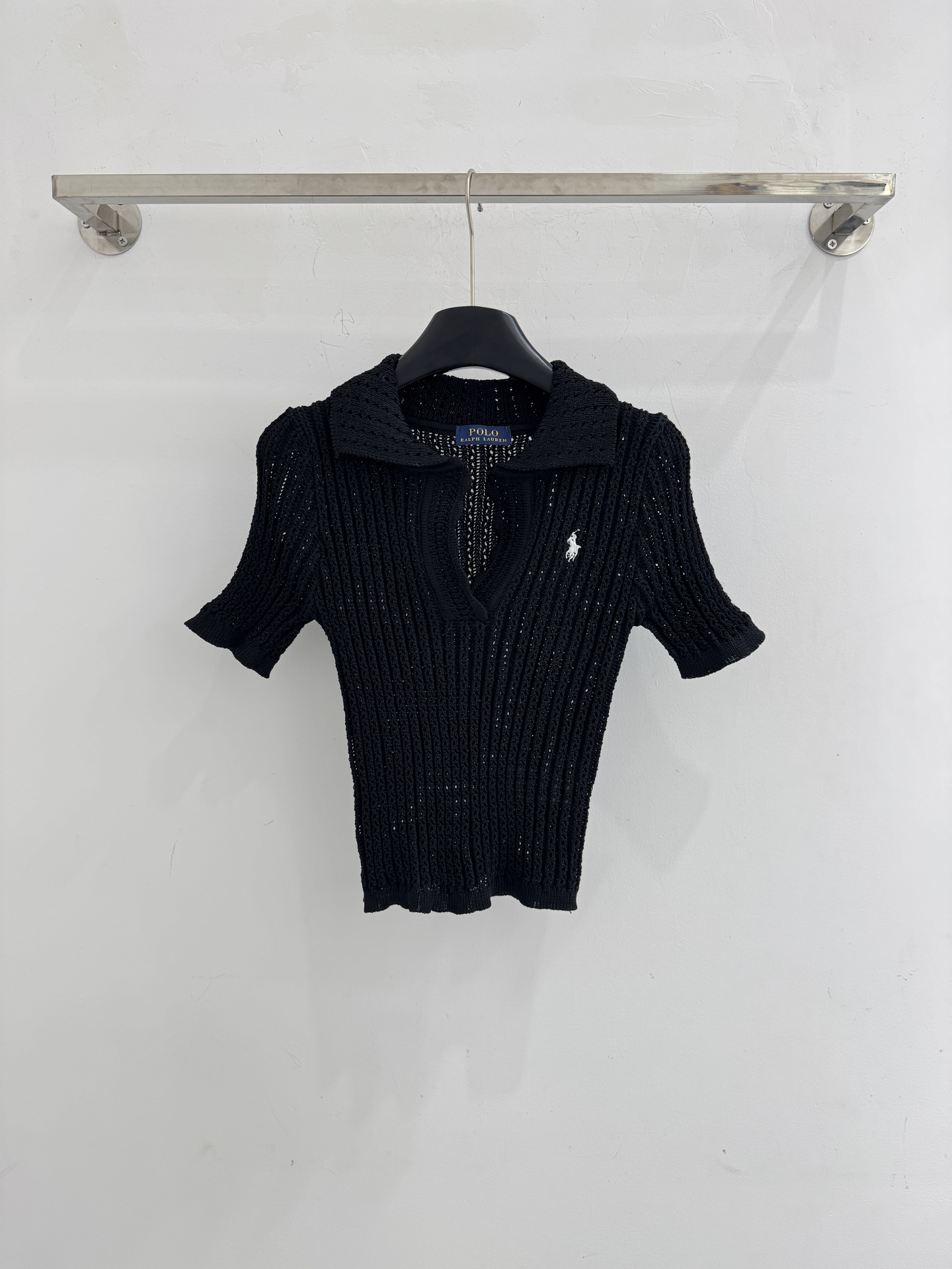 Ralph Lauren V领条纹针织短袖上衣，整体简约，针织面料轻薄透气，小马刺绣标志，触感柔软亲肤，纹理细腻有层次感