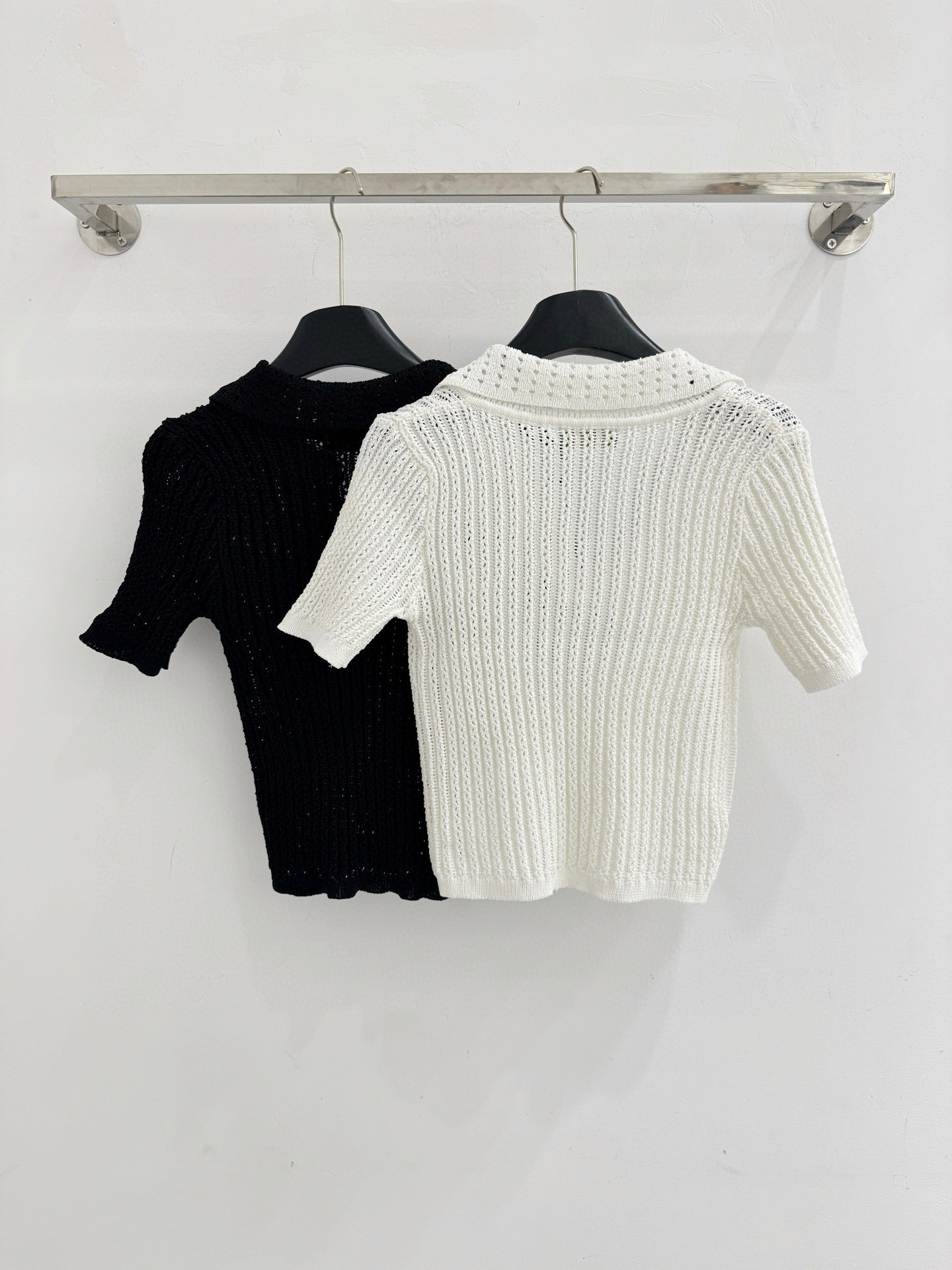 Ralph Lauren V领条纹针织短袖上衣，整体简约，针织面料轻薄透气，小马刺绣标志，触感柔软亲肤，纹理细腻有层次感