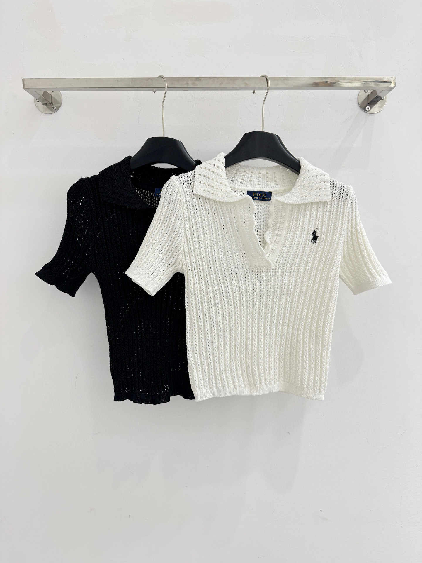 Ralph Lauren V领条纹针织短袖上衣，整体简约，针织面料轻薄透气，小马刺绣标志，触感柔软亲肤，纹理细腻有层次感