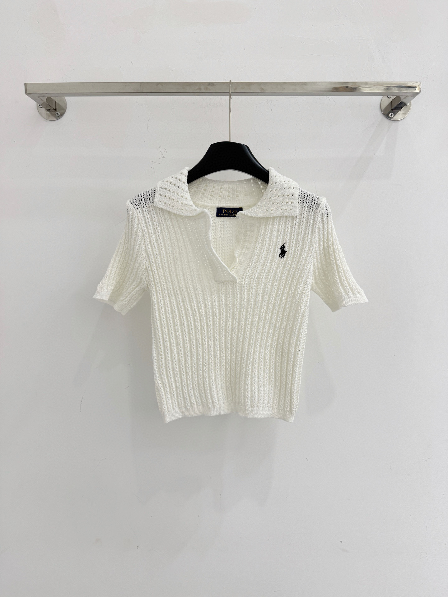 Ralph Lauren V领条纹针织短袖上衣，整体简约，针织面料轻薄透气，小马刺绣标志，触感柔软亲肤，纹理细腻有层次感