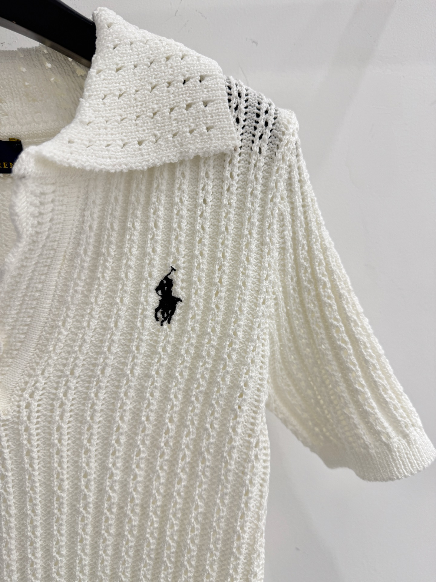 Ralph Lauren V领条纹针织短袖上衣，整体简约，针织面料轻薄透气，小马刺绣标志，触感柔软亲肤，纹理细腻有层次感