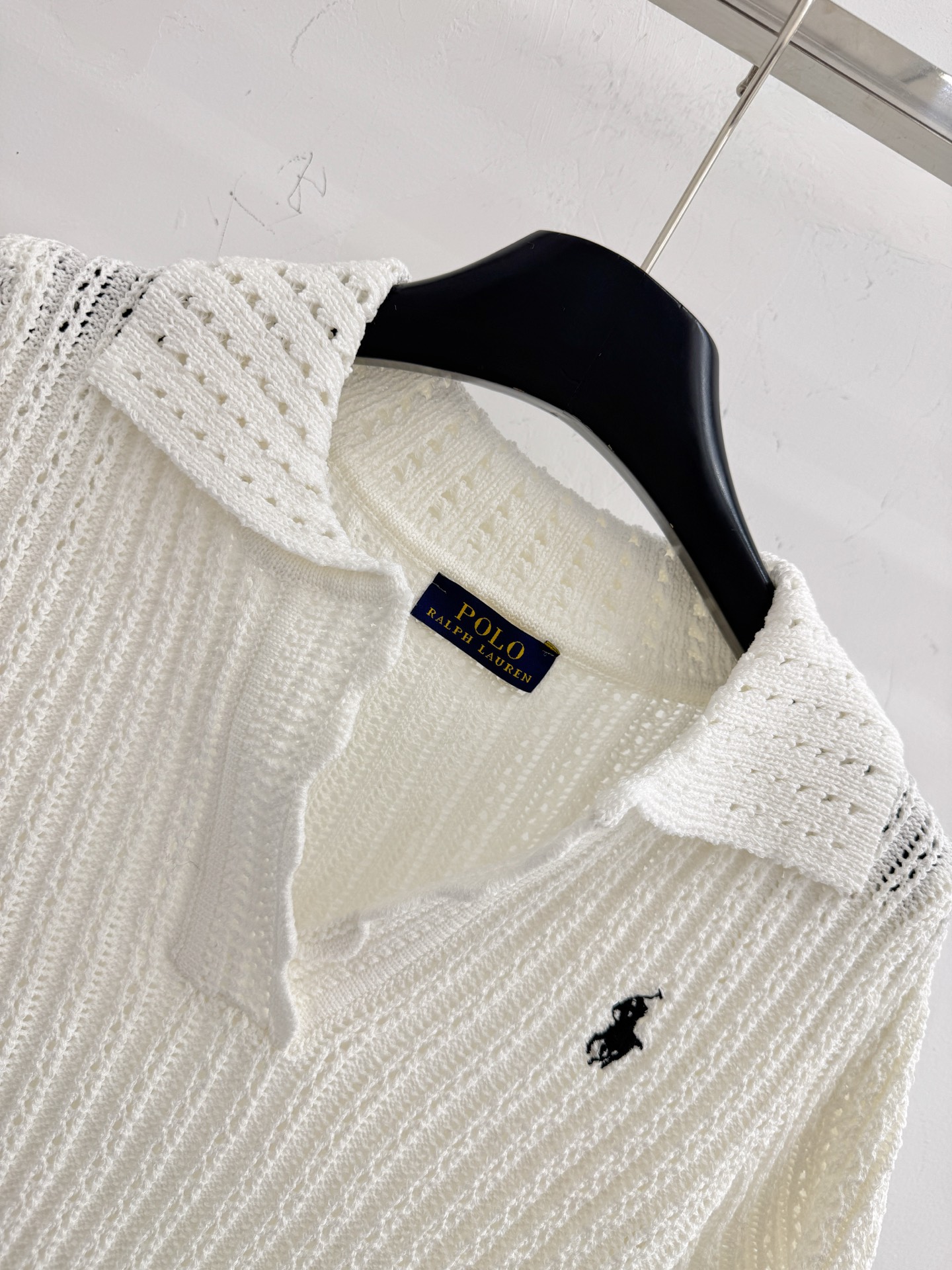 Ralph Lauren V领条纹针织短袖上衣，整体简约，针织面料轻薄透气，小马刺绣标志，触感柔软亲肤，纹理细腻有层次感