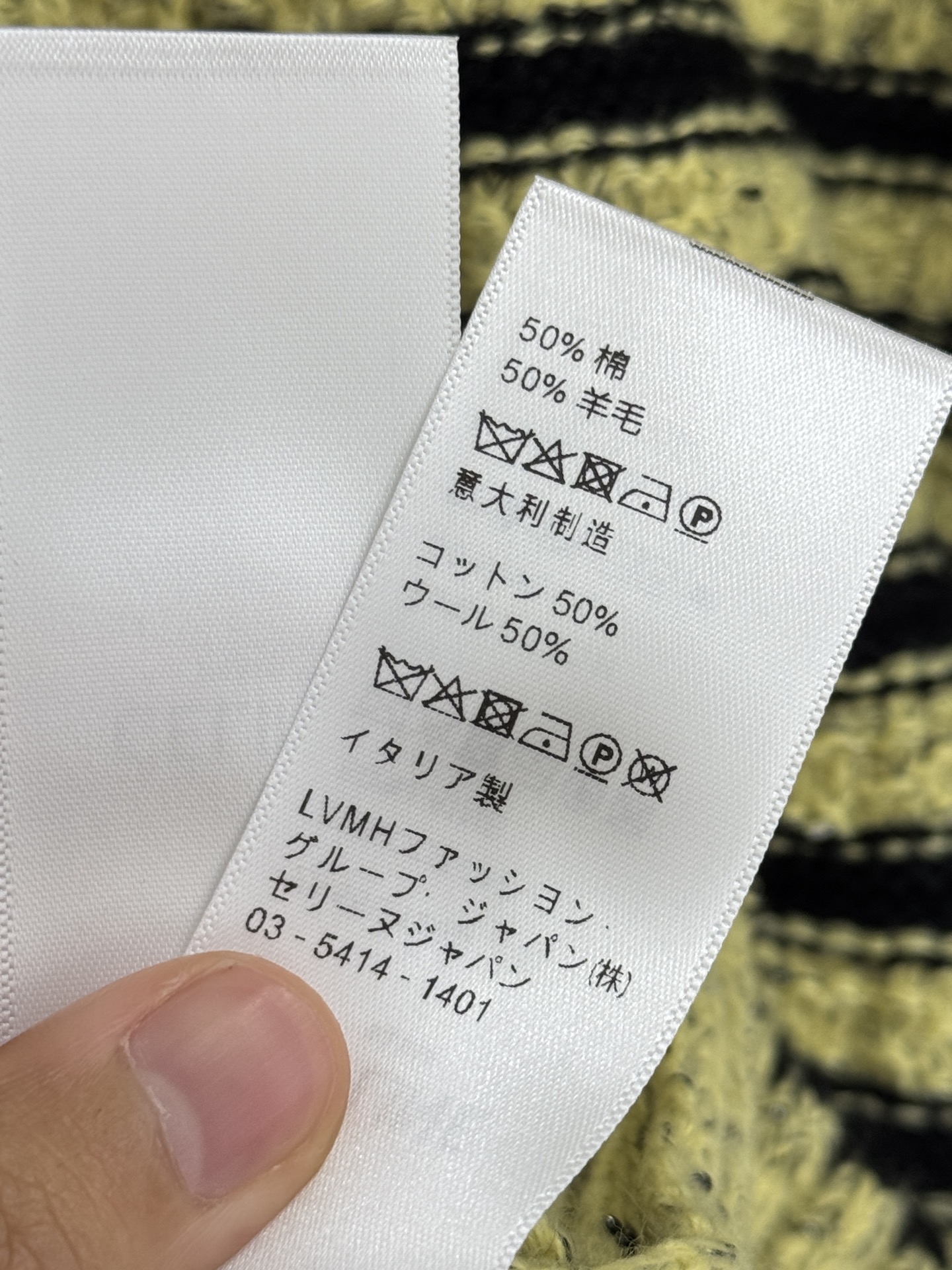 Celine 粗尼条状撞色针织短袖，绿混纺针织面料，带有细微的黑色杂点纹理，质感柔软且透气，胸前字母标识简约