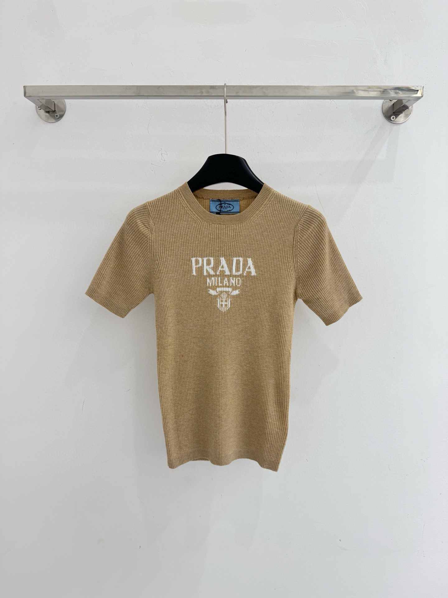Prada 普家秋冬新款 采圆领‌设计，简约利落，衣身带细闪亮丝，修身版型‌，前胸字母提花，细节