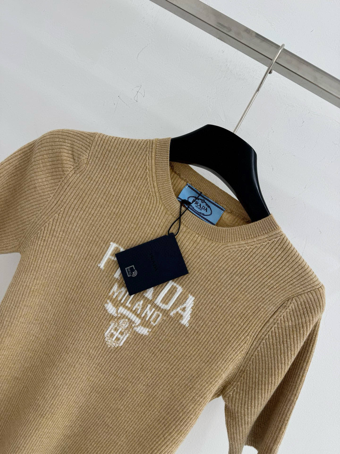 Prada 普家秋冬新款 采圆领‌设计，简约利落，衣身带细闪亮丝，修身版型‌，前胸字母提花，细节