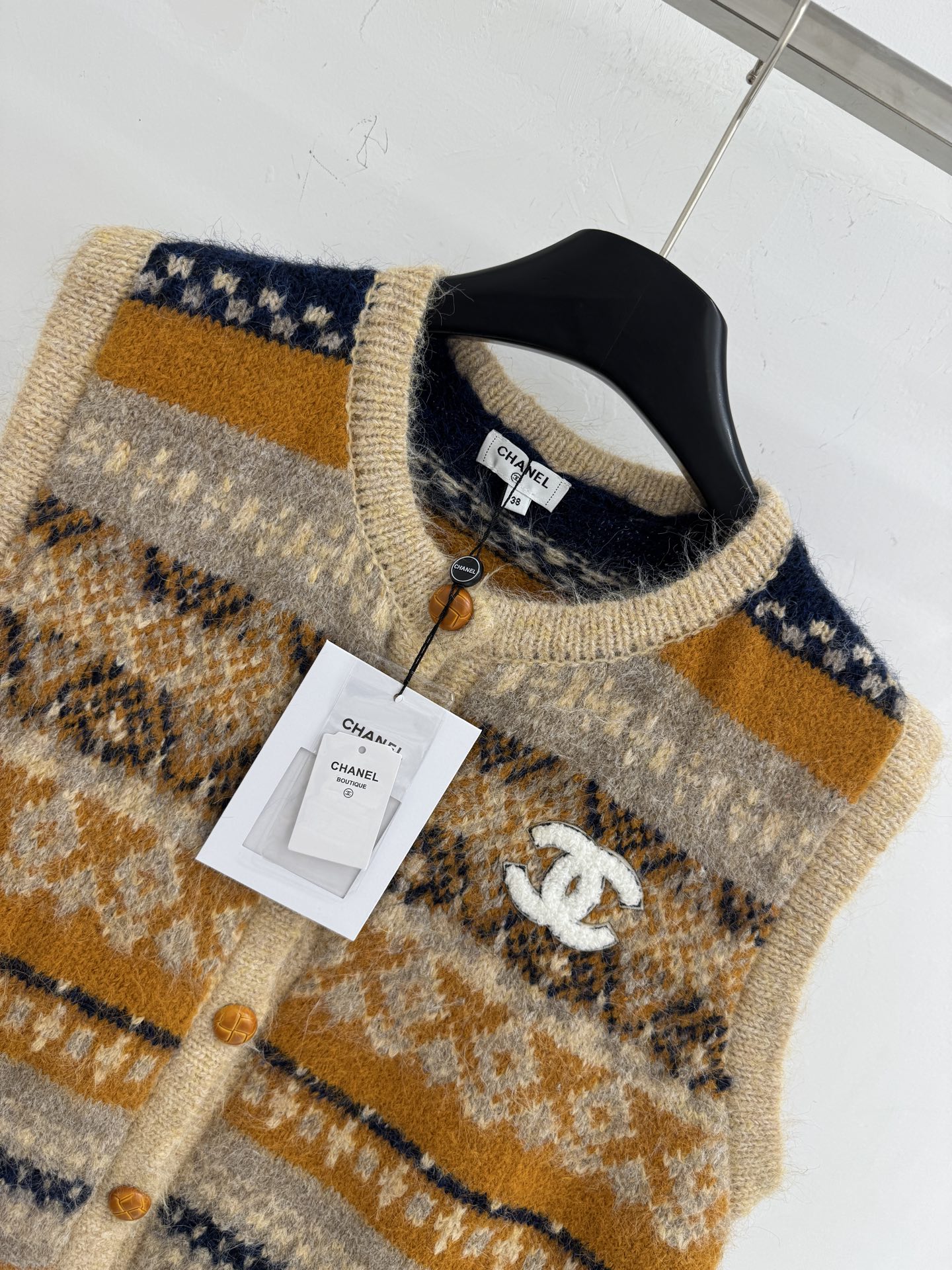 Chanel 民族风，多色条纹与几何提花图案，圆领设计无袖剪裁利落清爽叠穿或单穿