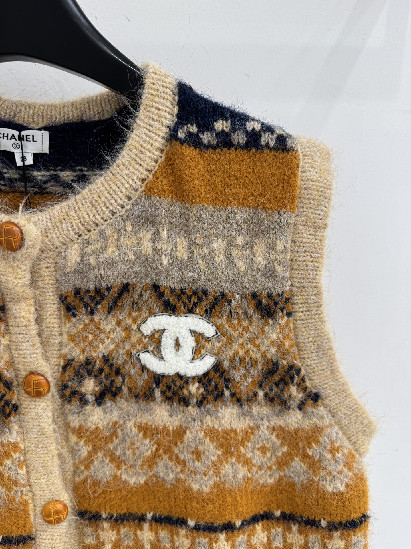 Chanel 民族风，多色条纹与几何提花图案，圆领设计无袖剪裁利落清爽叠穿或单穿