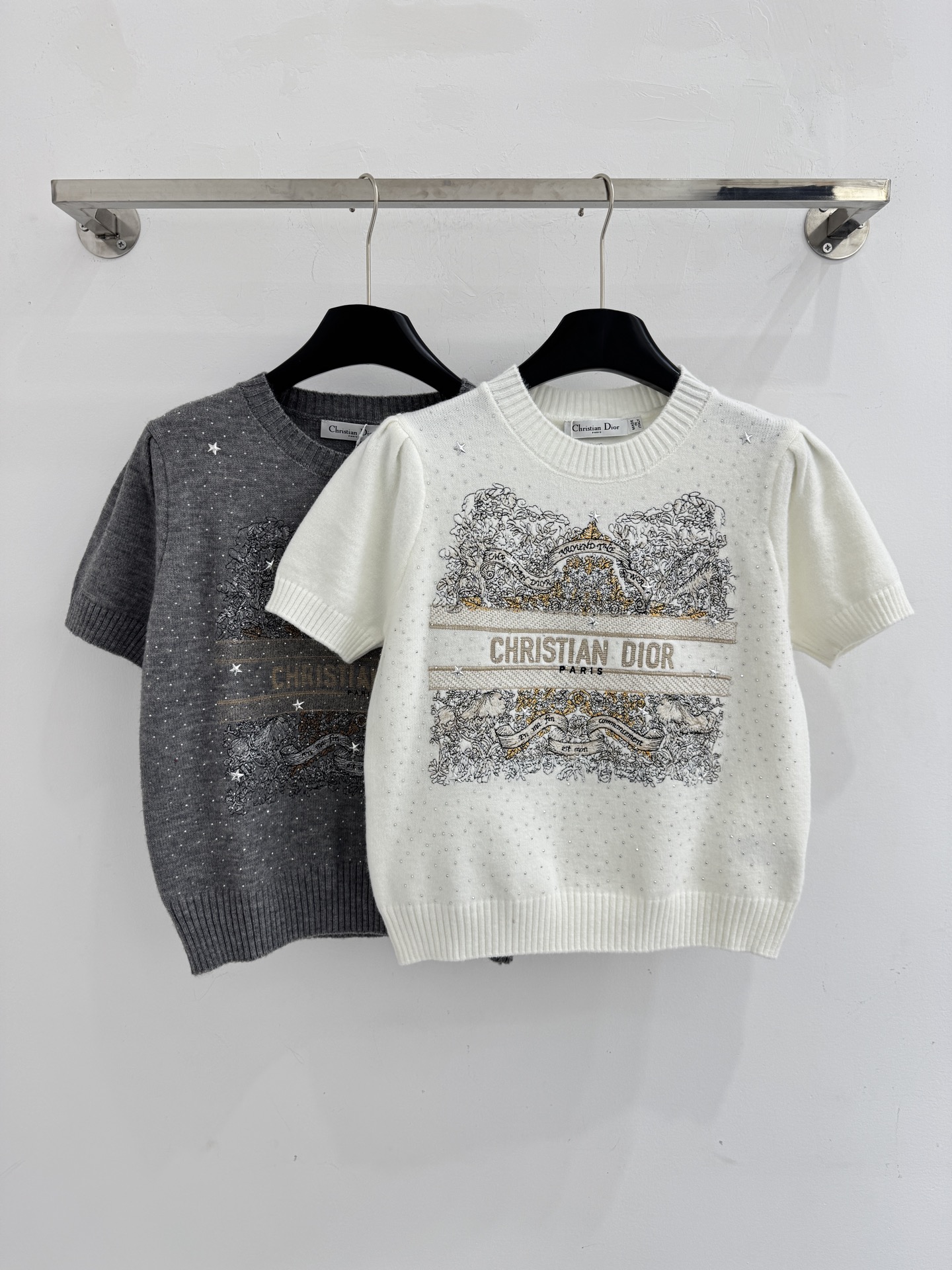 Dior 胸前印有金色“CHRISTIAN DIOR”品牌字样 搭配金色龙纹图案与星星刺绣