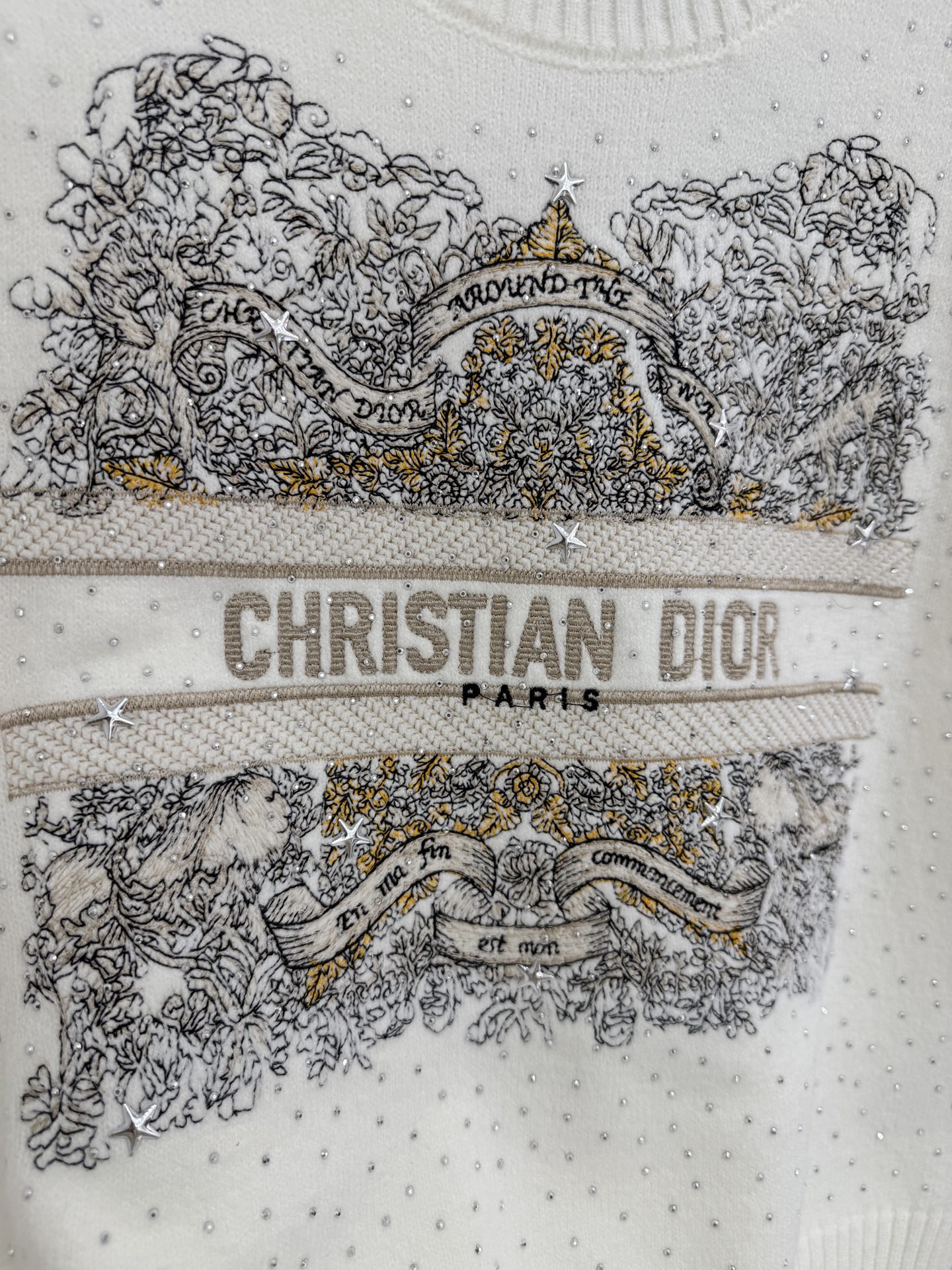 Dior 胸前印有金色“CHRISTIAN DIOR”品牌字样 搭配金色龙纹图案与星星刺绣