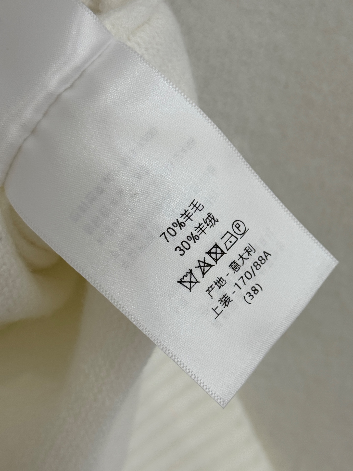 Dior 胸前印有金色“CHRISTIAN DIOR”品牌字样 搭配金色龙纹图案与星星刺绣