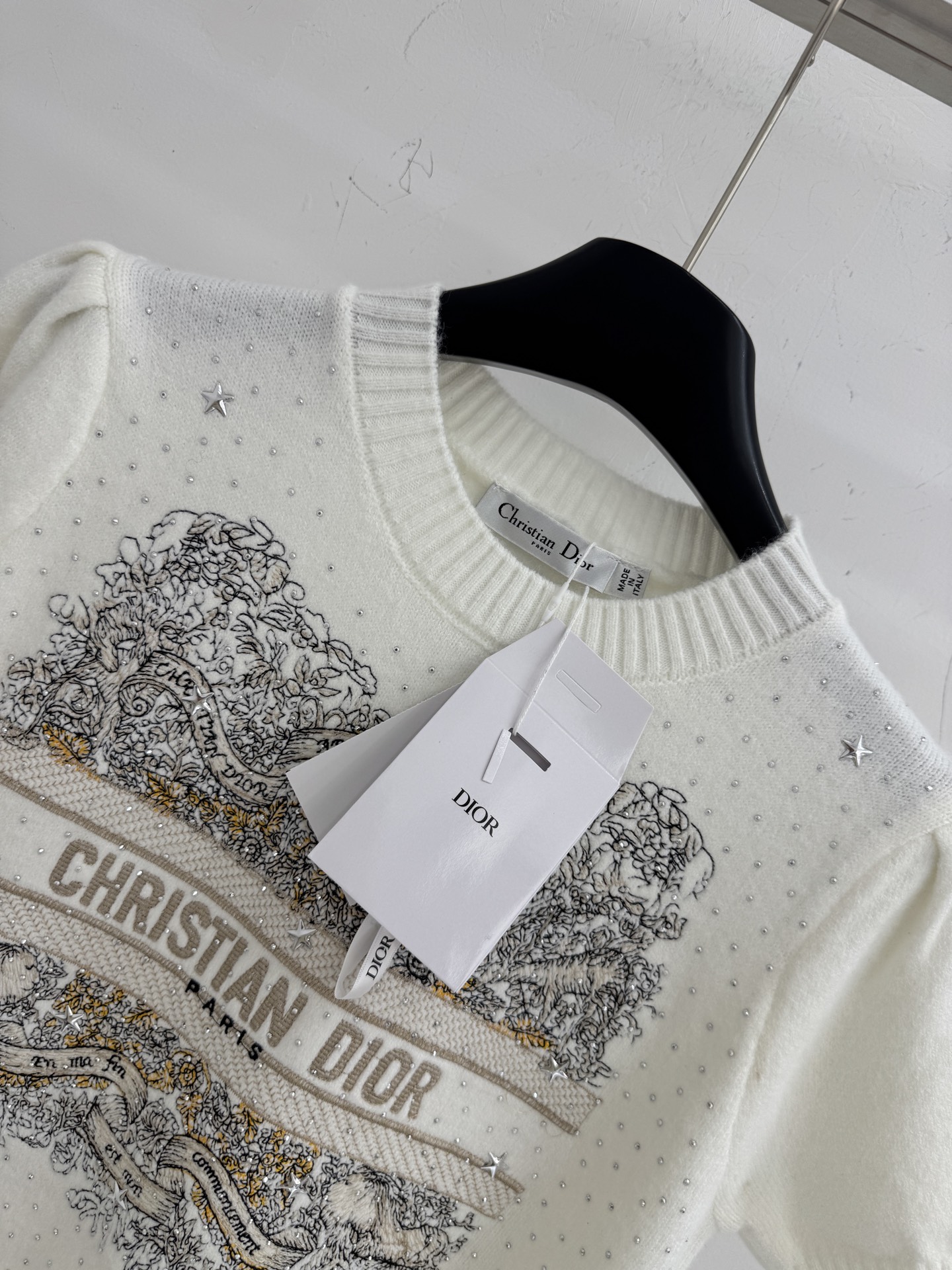 Dior 胸前印有金色“CHRISTIAN DIOR”品牌字样 搭配金色龙纹图案与星星刺绣