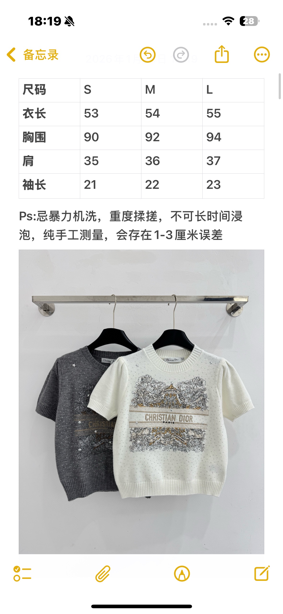 Dior 胸前印有金色“CHRISTIAN DIOR”品牌字样 搭配金色龙纹图案与星星刺绣