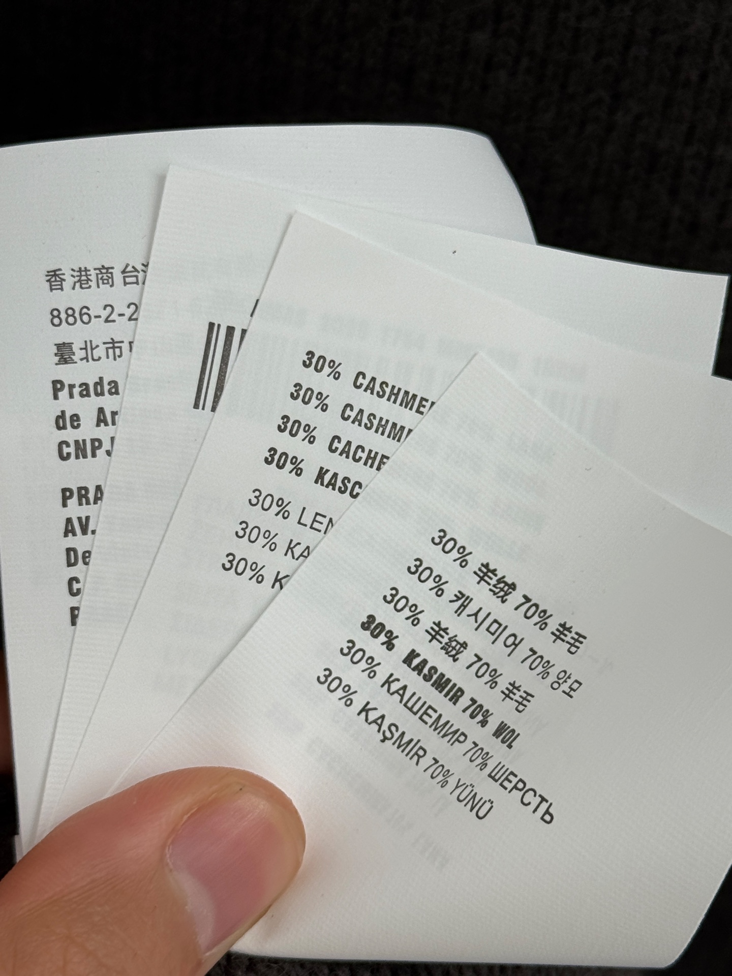 Unknown 刺绣拼色针织衫‌，与现代感，撞色对比鲜明，胸前绣有‌字母及徽章图案‌，休闲百搭